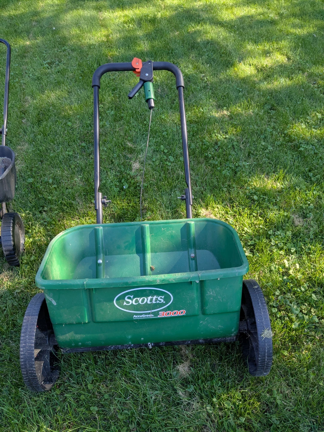 Fertilizer spreader - photo 2