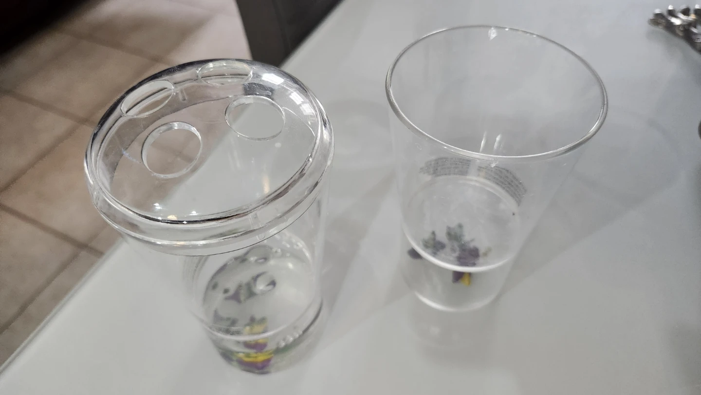 Clear Plastic Bathroom cups with Decorative Frogs - photo 2