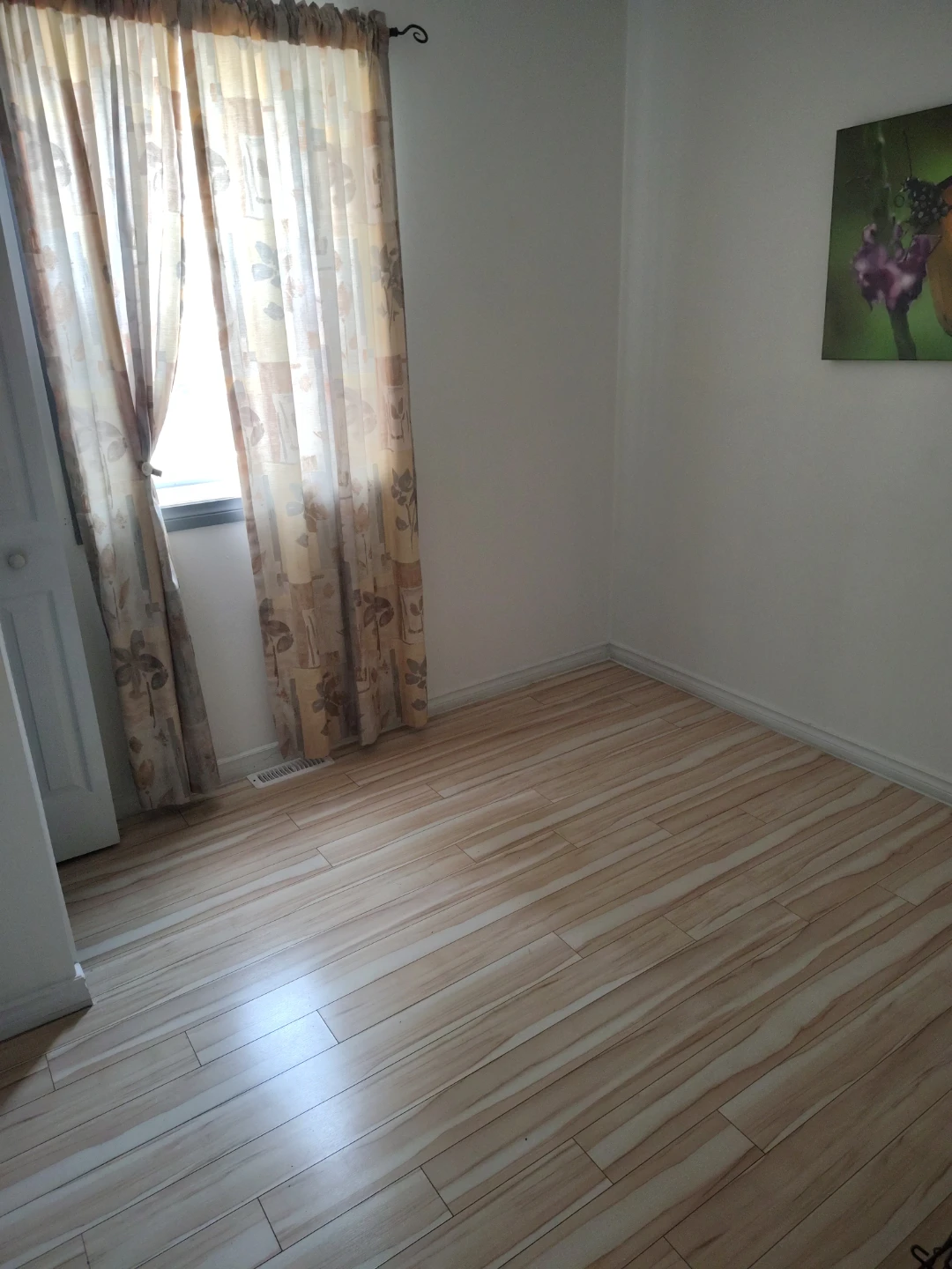 Empty Room for rent - photo 2