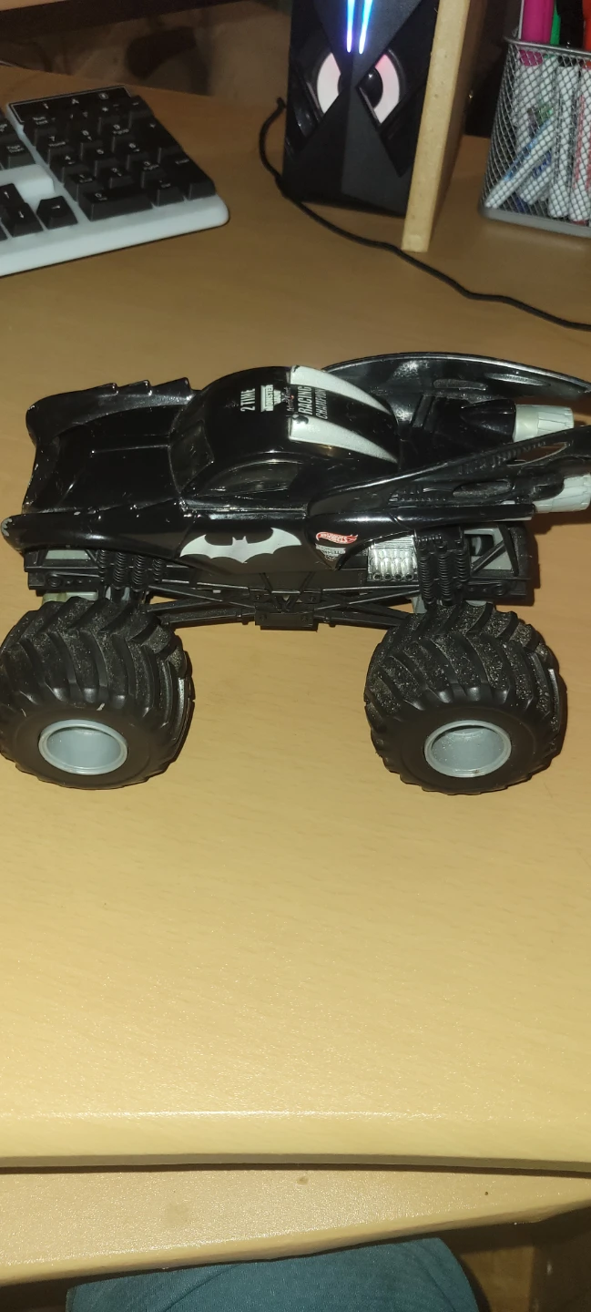 Hot Wheels Monster Jam Exclusive Batmobile Monster Truck - photo 2