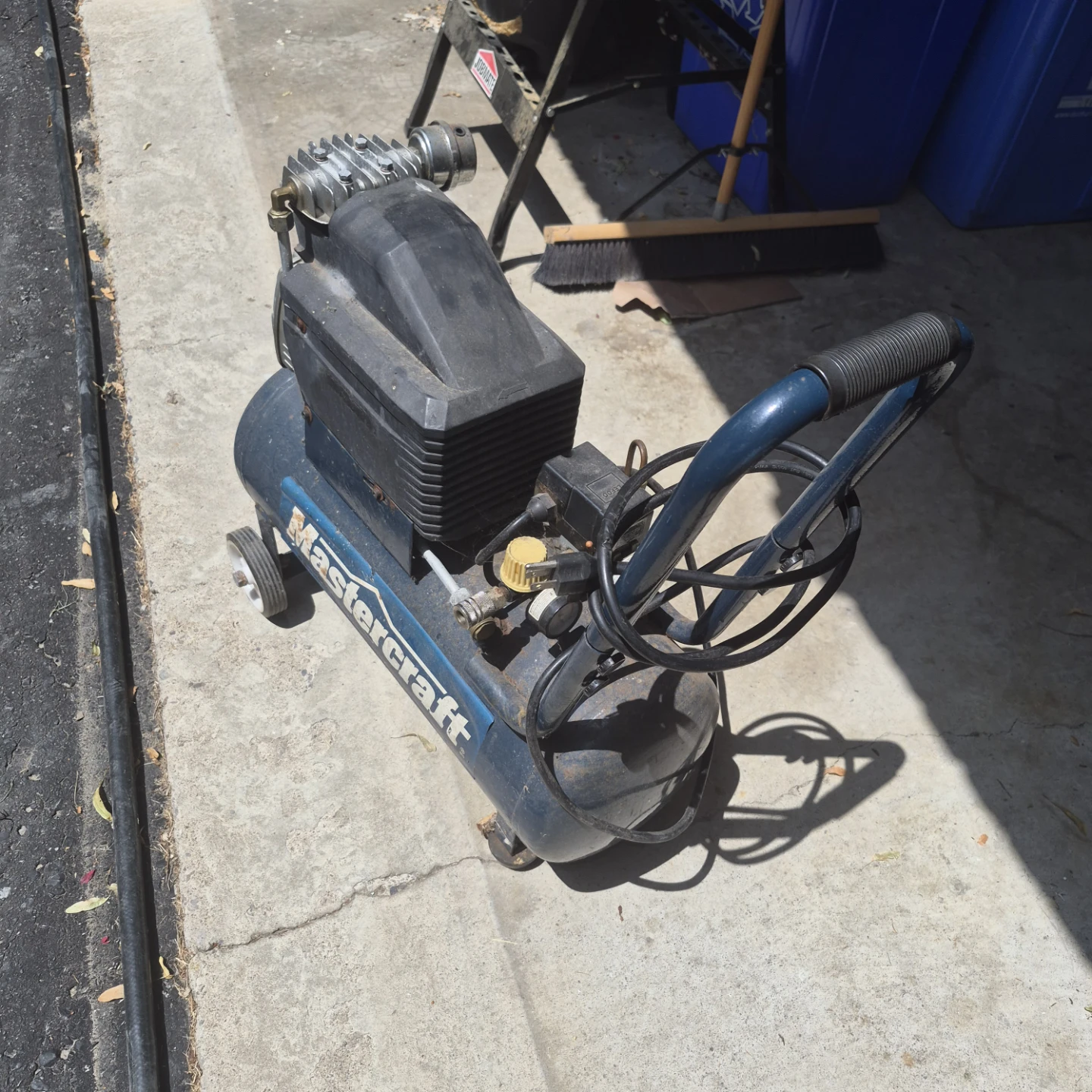Mastercraft Air Compressor 8 Gallon - photo 2