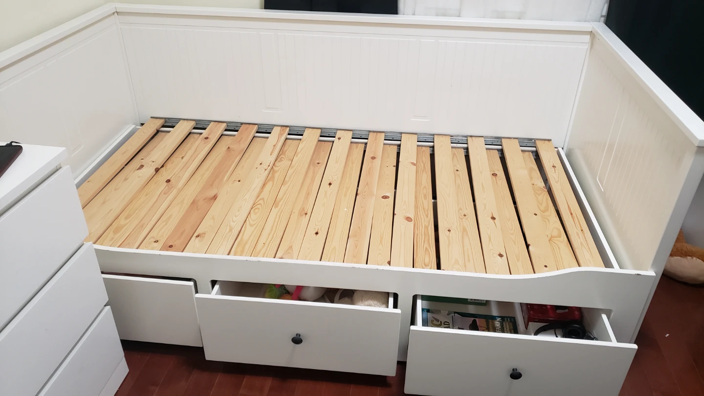 White Daybed with Storage Drawers
