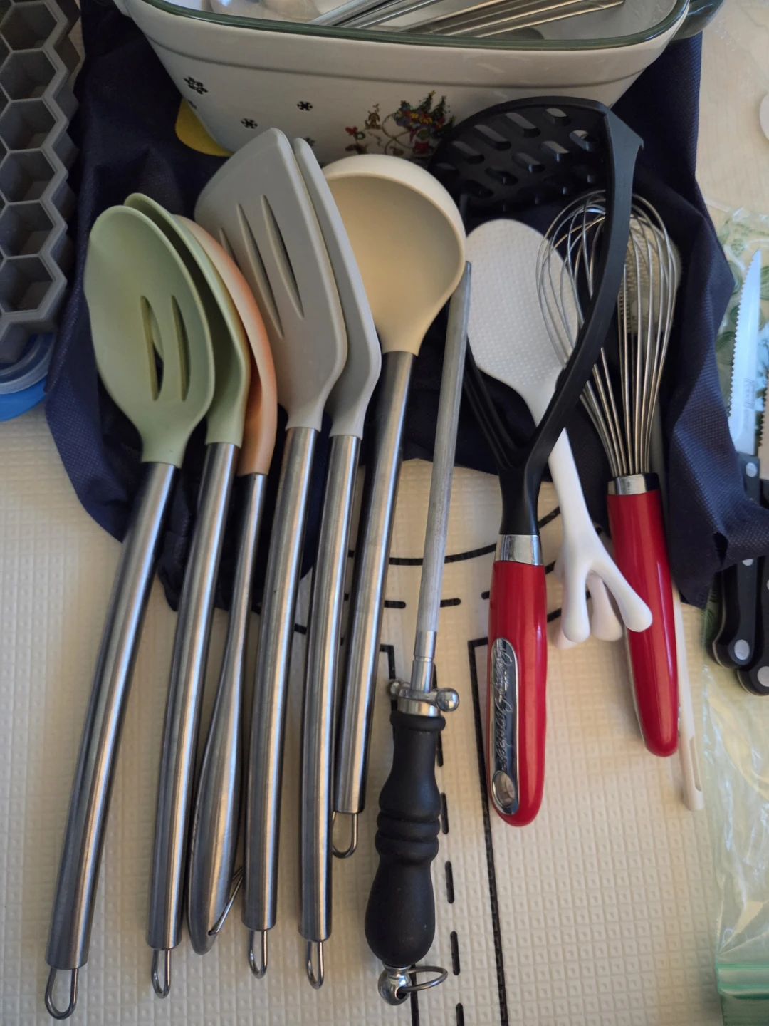 Kitchen Utensil Set with Ice Cube Tray and Knives
