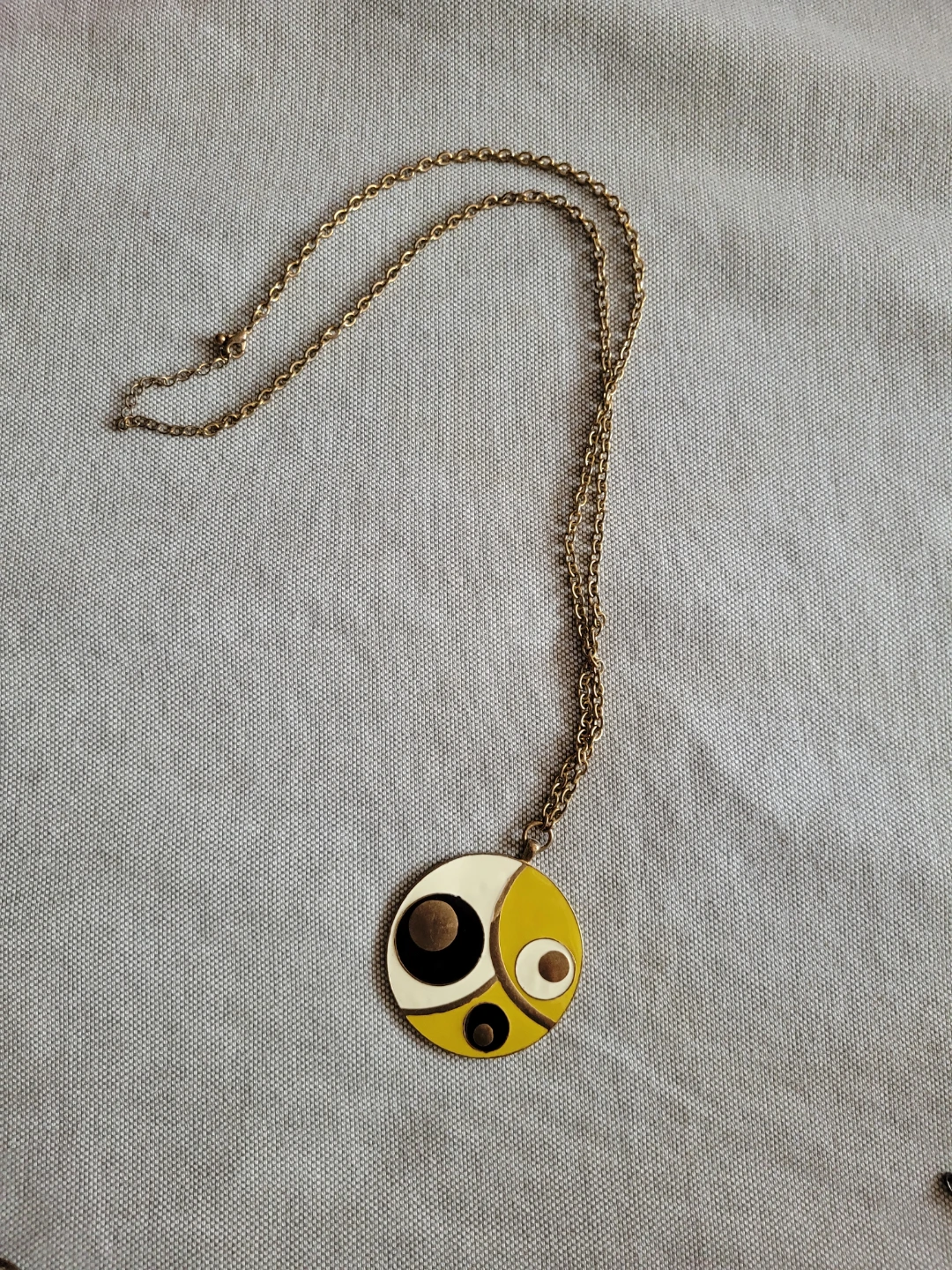 Retro Pendant Necklace with Geometric Design