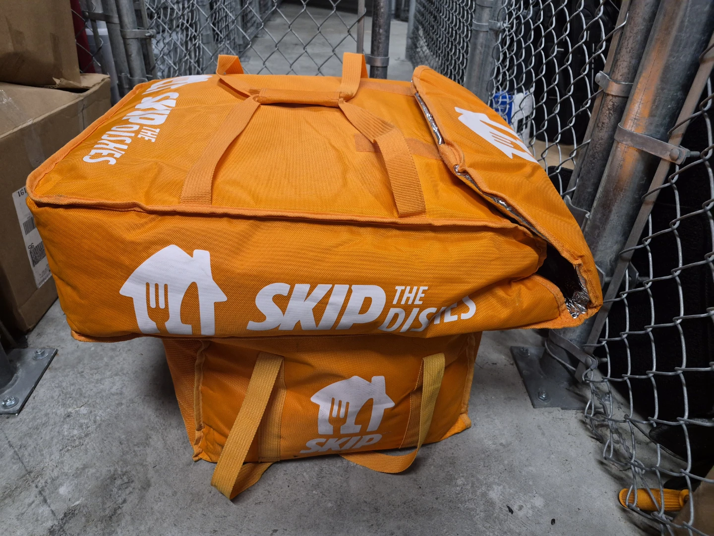 SkipTheDishes Delivery Bag with DoorDash Apron