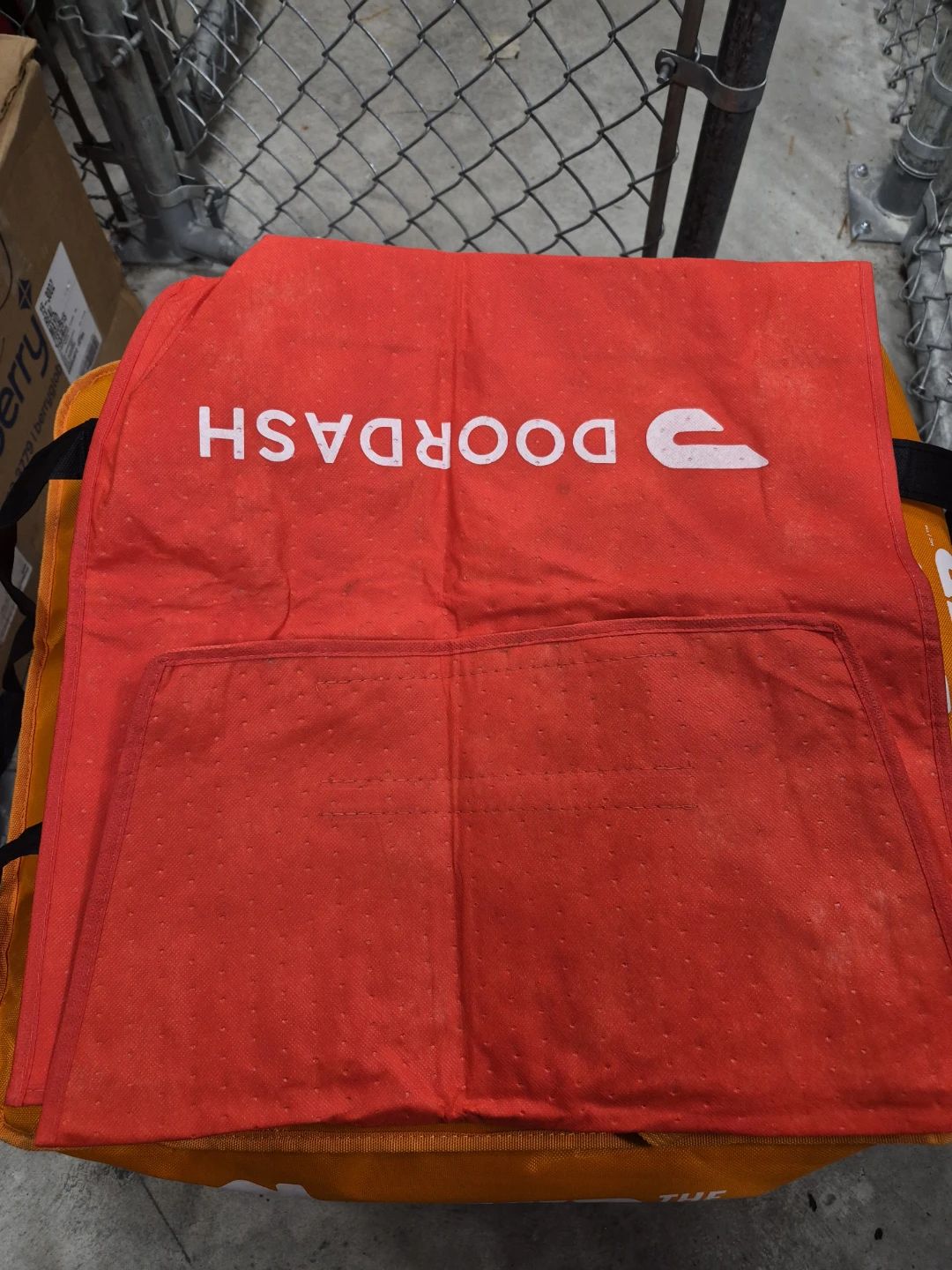 SkipTheDishes Delivery Bag with DoorDash Apron - photo 3