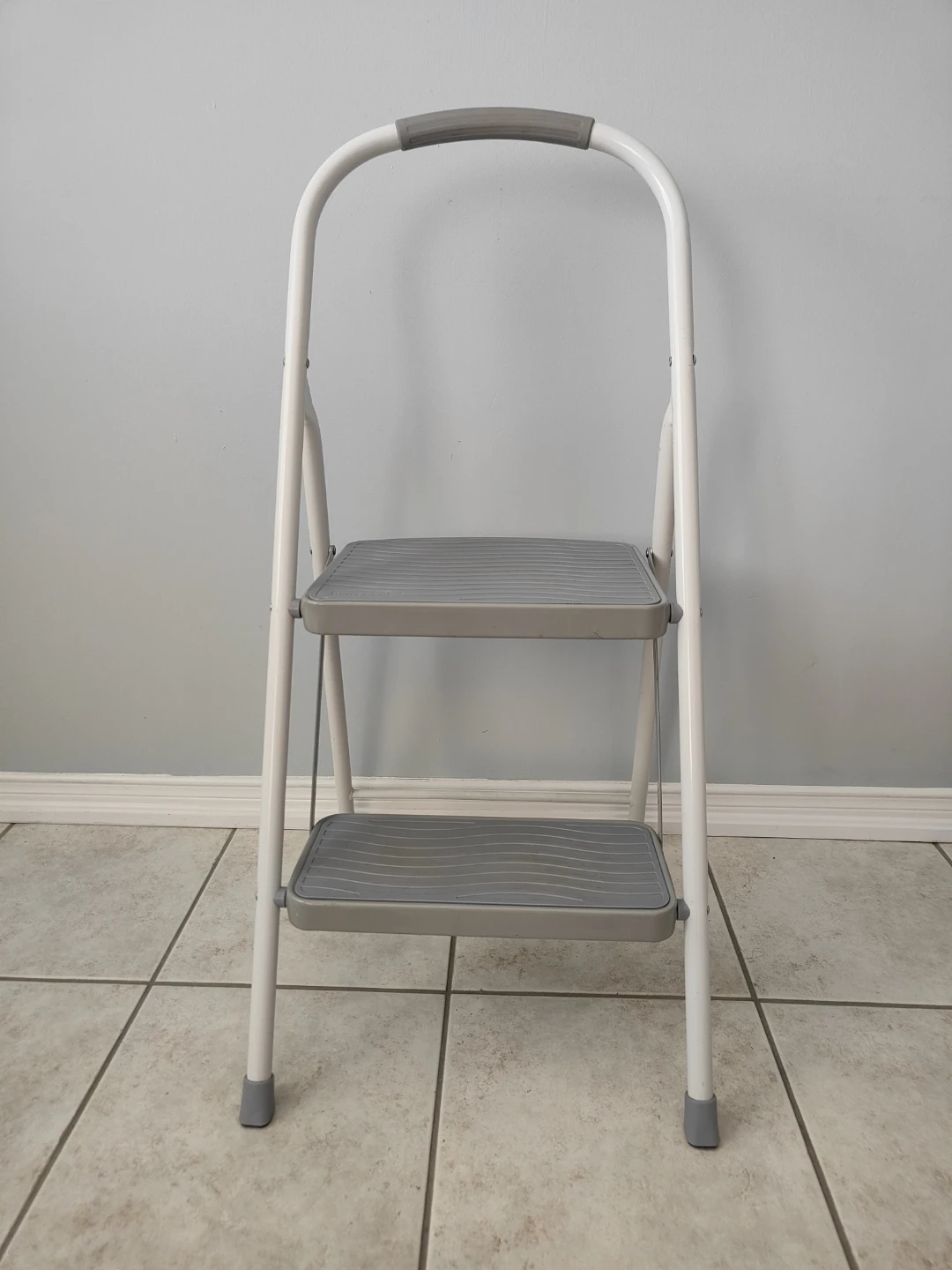 Rubbermaid 2-Step Collapsible Stepladder