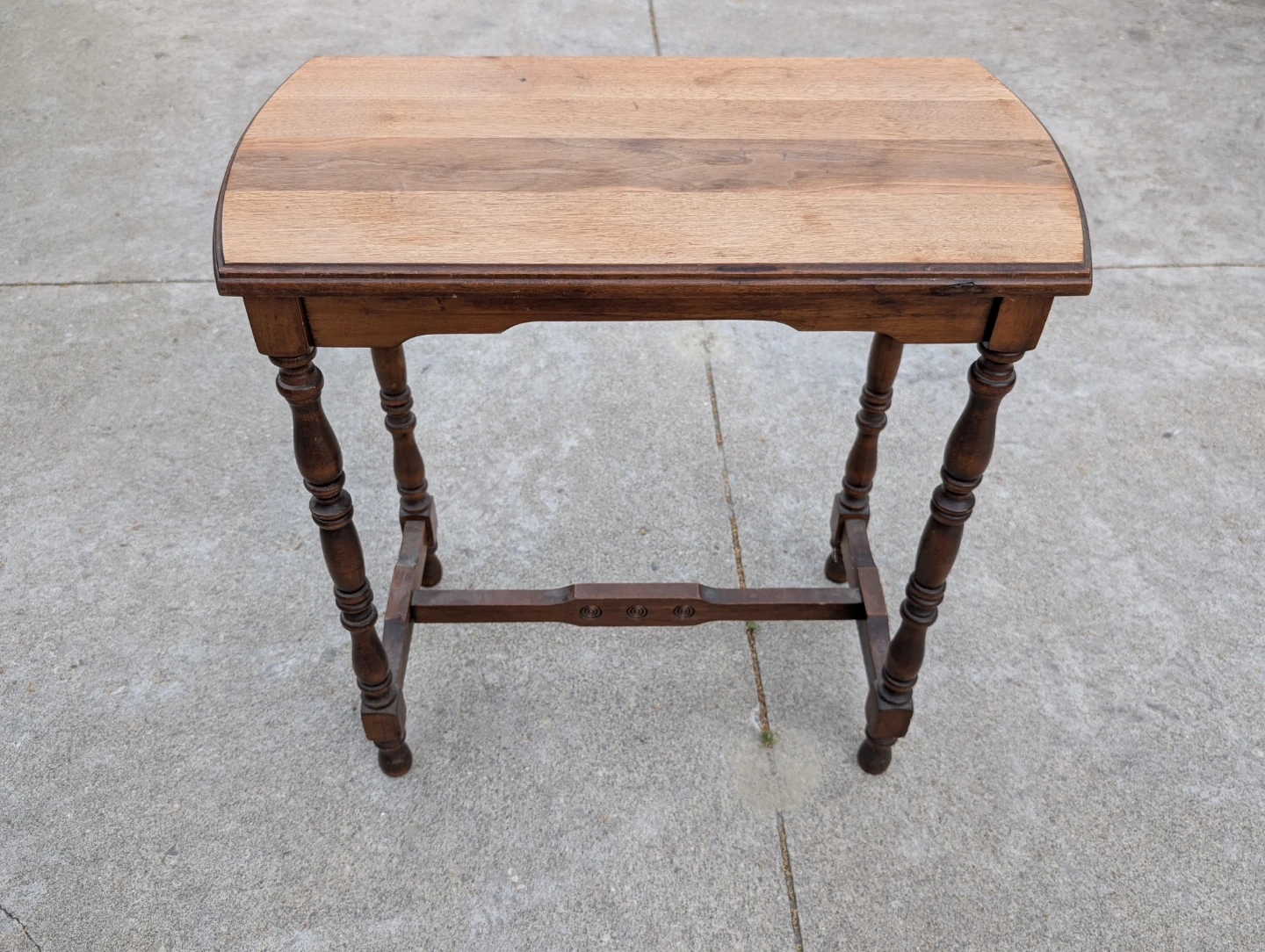 Wooden Accent Table with Spindle Legs