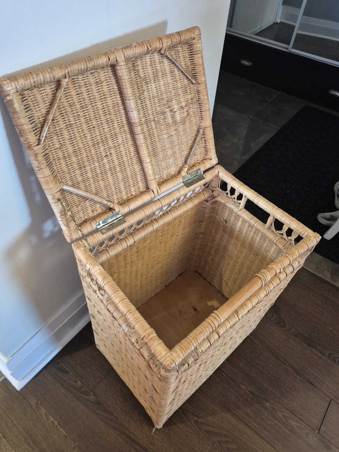 Wicker Laundry Hamper with Lid - photo 3