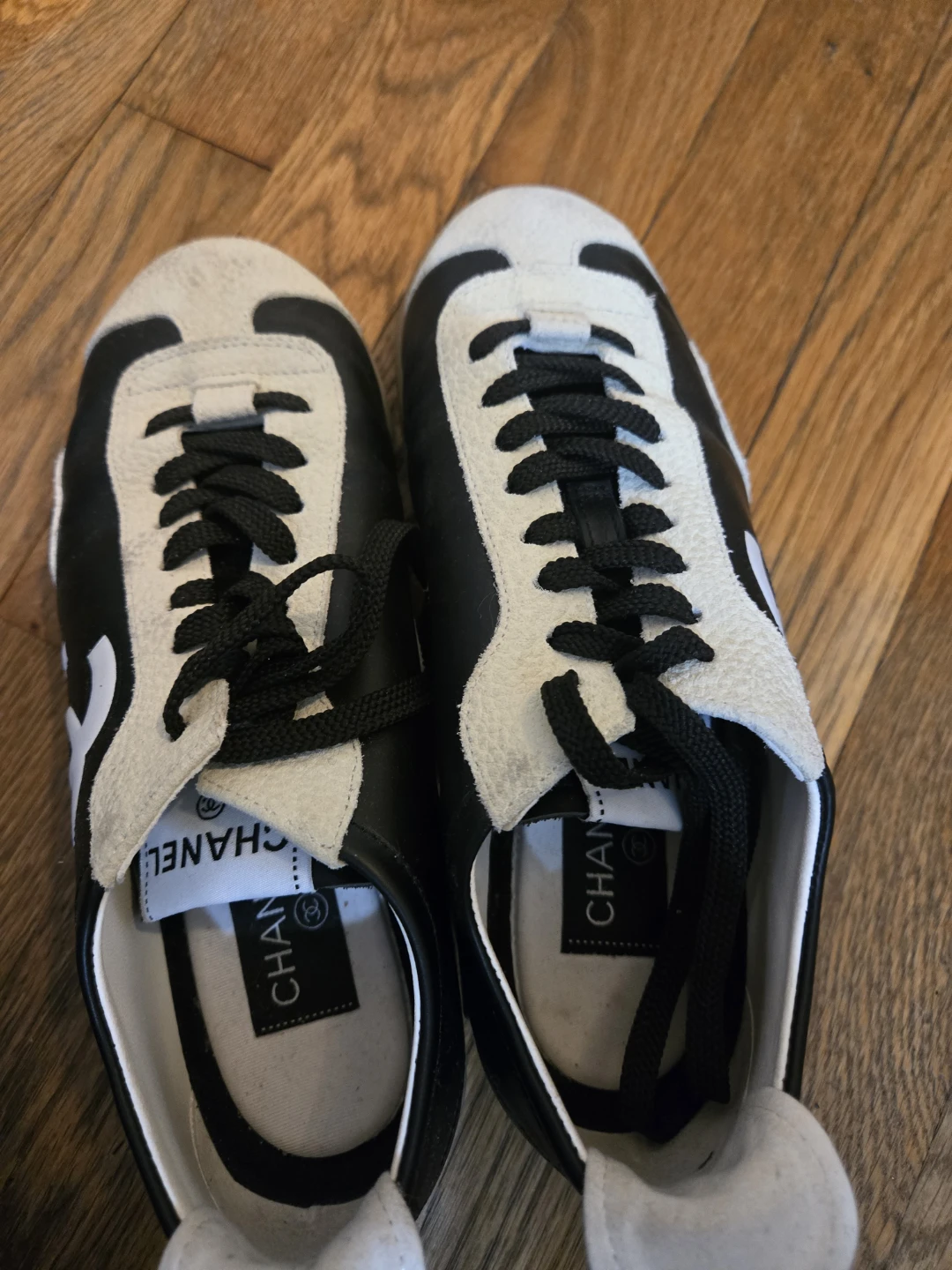 CHANEL Black & White Leather Sneakers - photo 3
