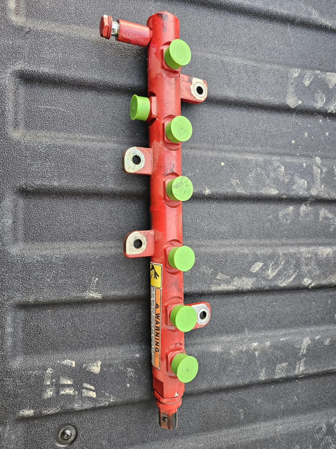Hp fuel rail and lines from a cummins b6.7 cm2450