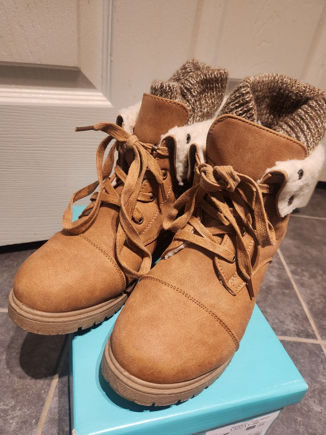 Brown Lace-up Winter Boots Size 8 - photo 2