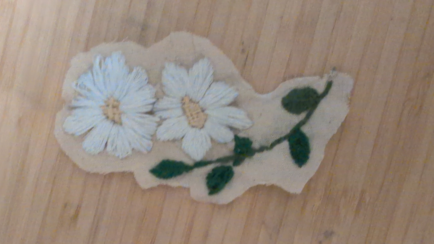 Hand-embroidered Daisy Patch - photo 3
