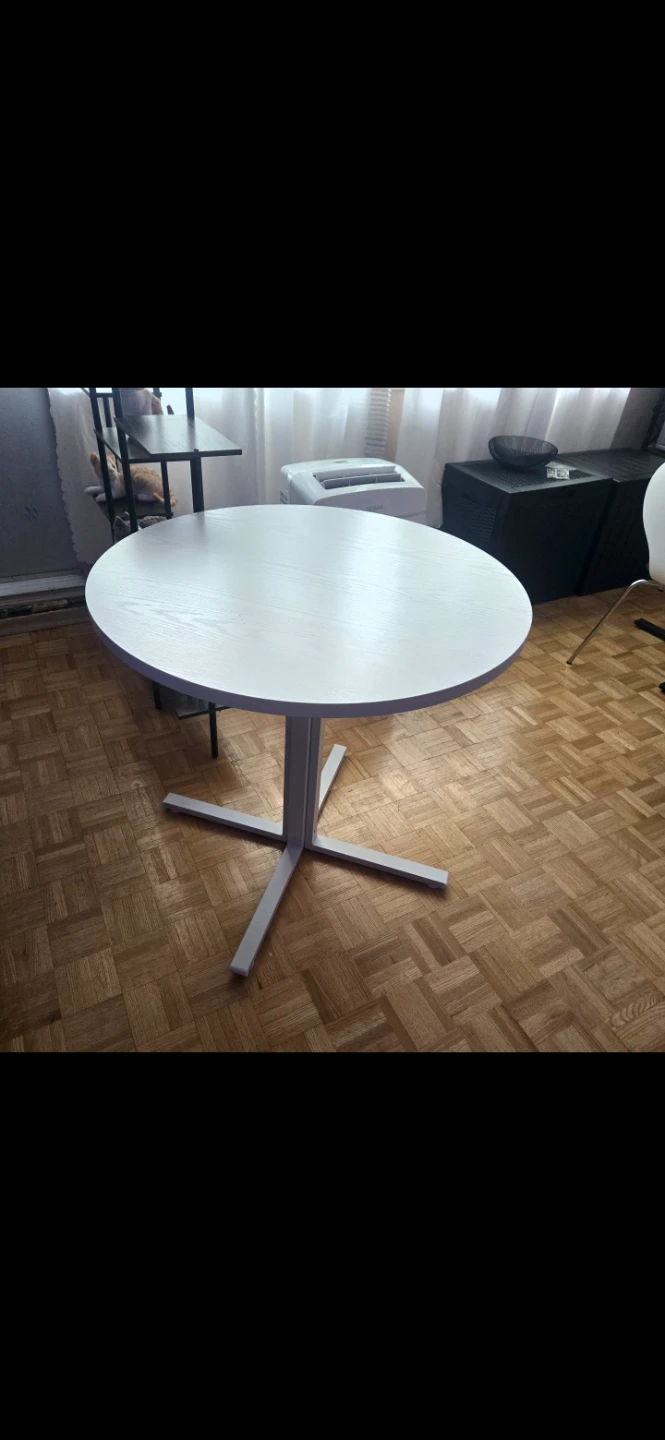 Dinning table .like new