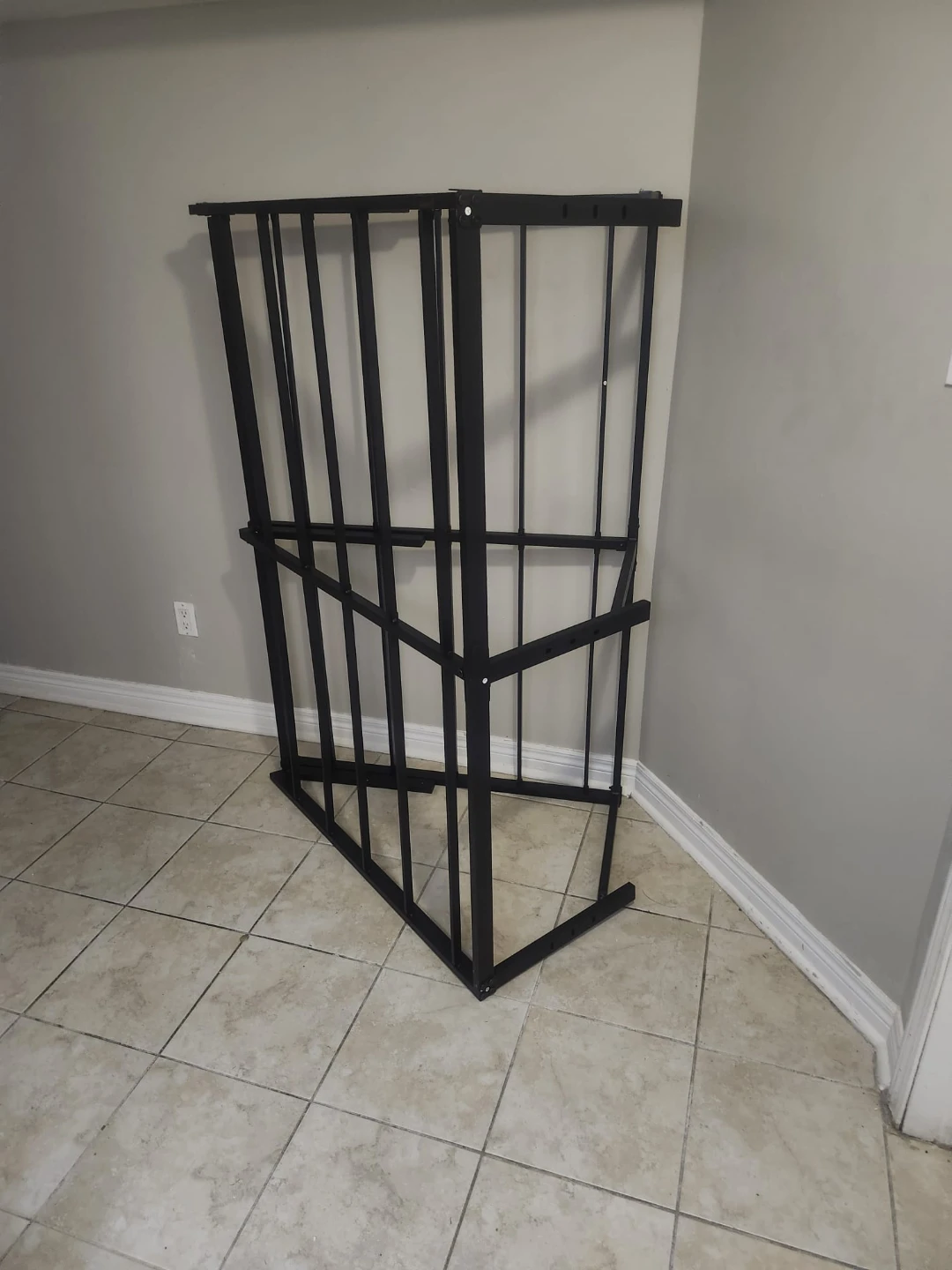 Queen metal bedframe - photo 2
