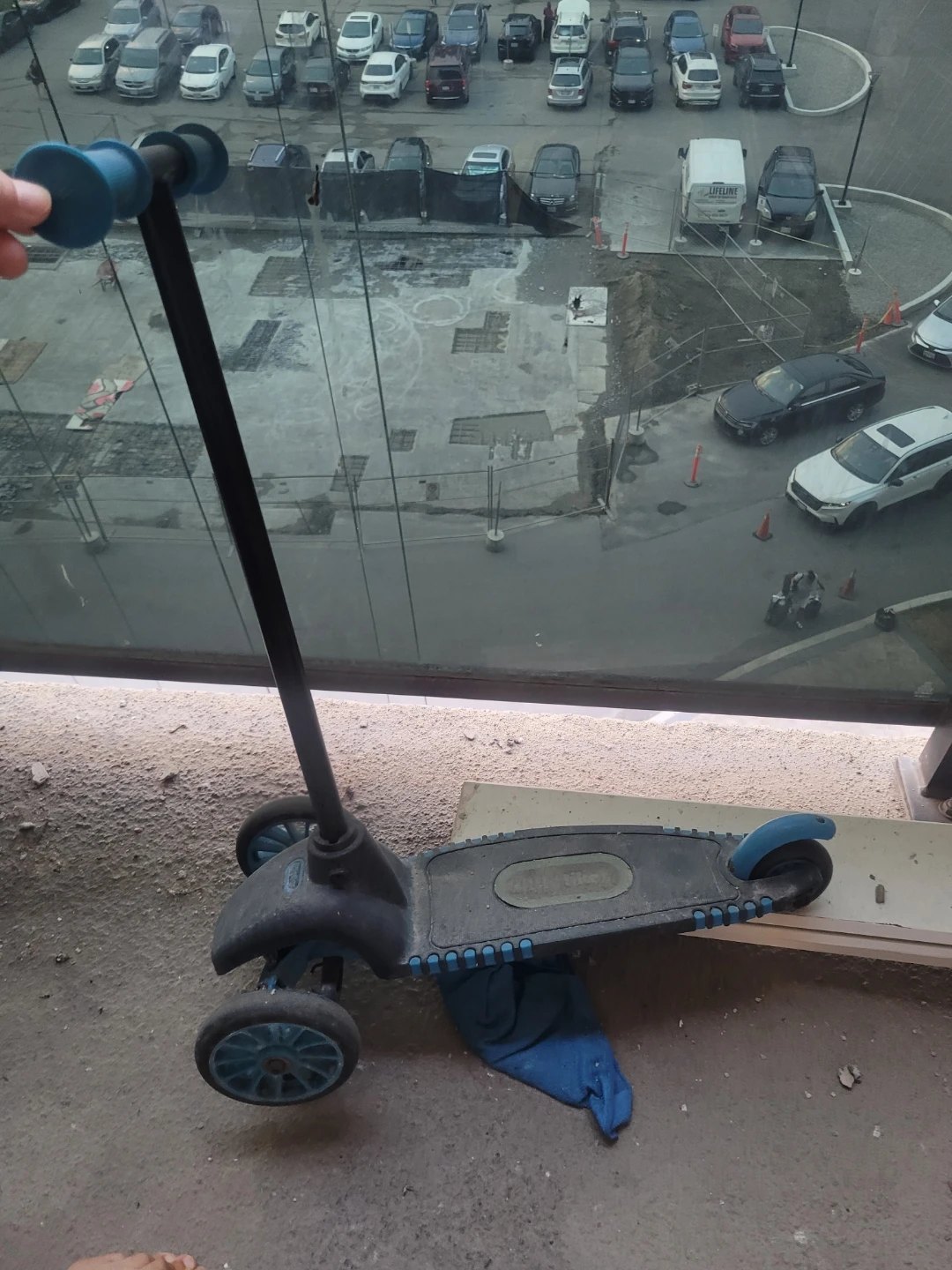 3-Wheel Blue and Black Scooter