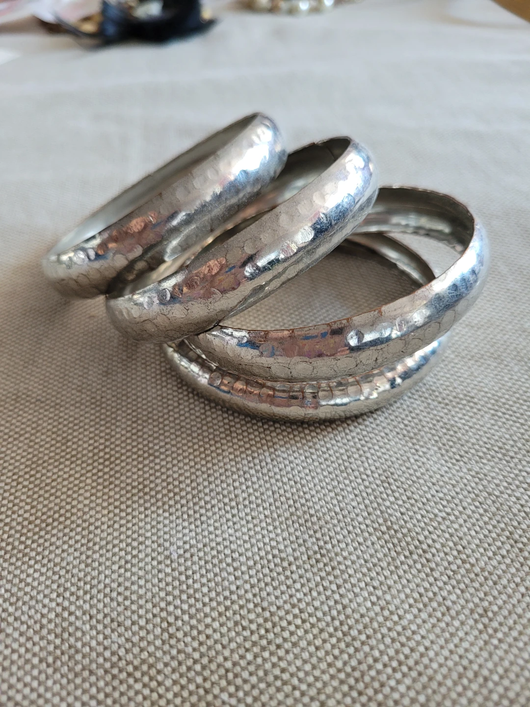 Set of 4 hammered silver-tone bangles