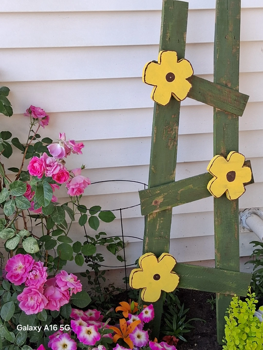 Decorative Wooden Ladder with Yellow Flowers - photo 3