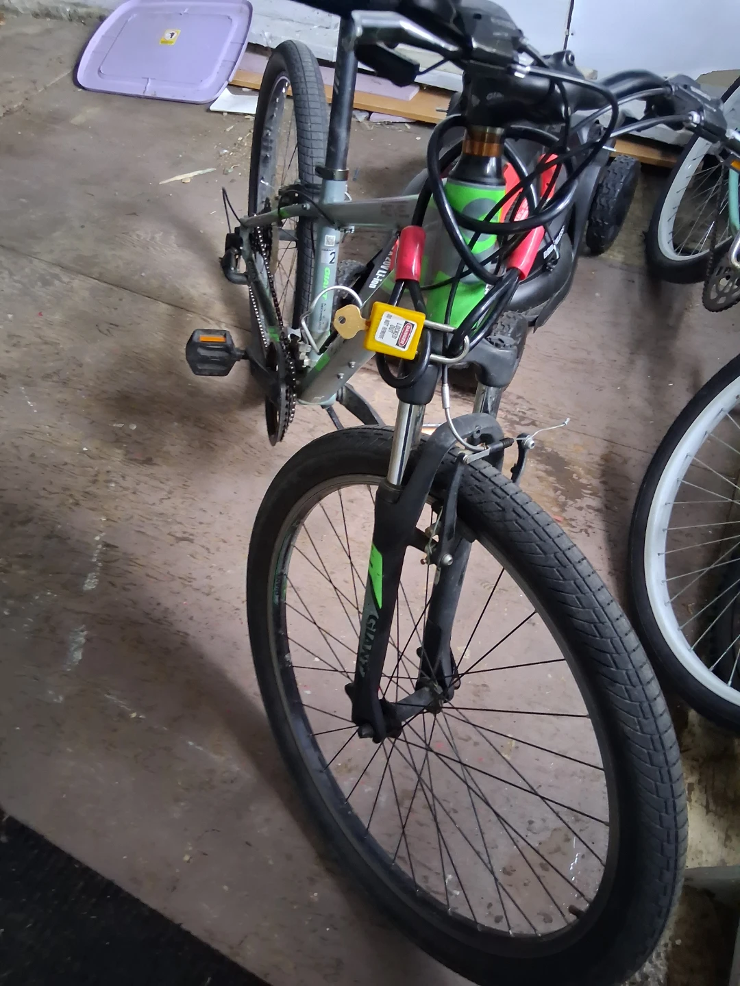 Giant Mountain Bike - Grey and Green - photo 2