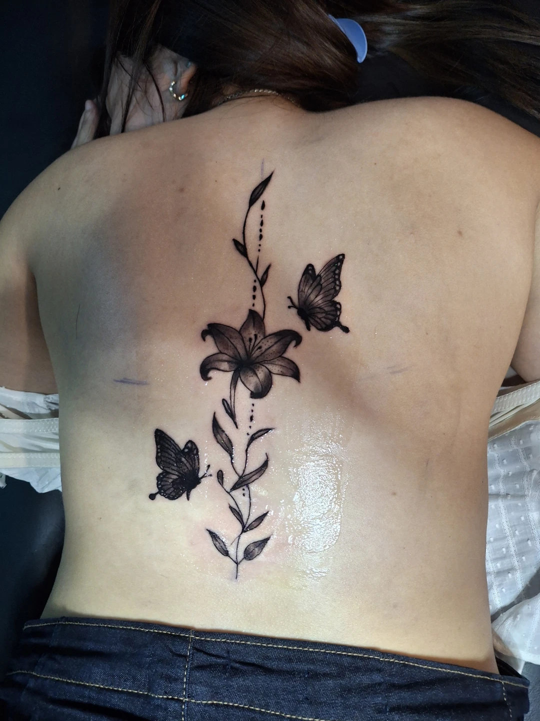 Diseño de tatuaje personalizado: flores y mariposas