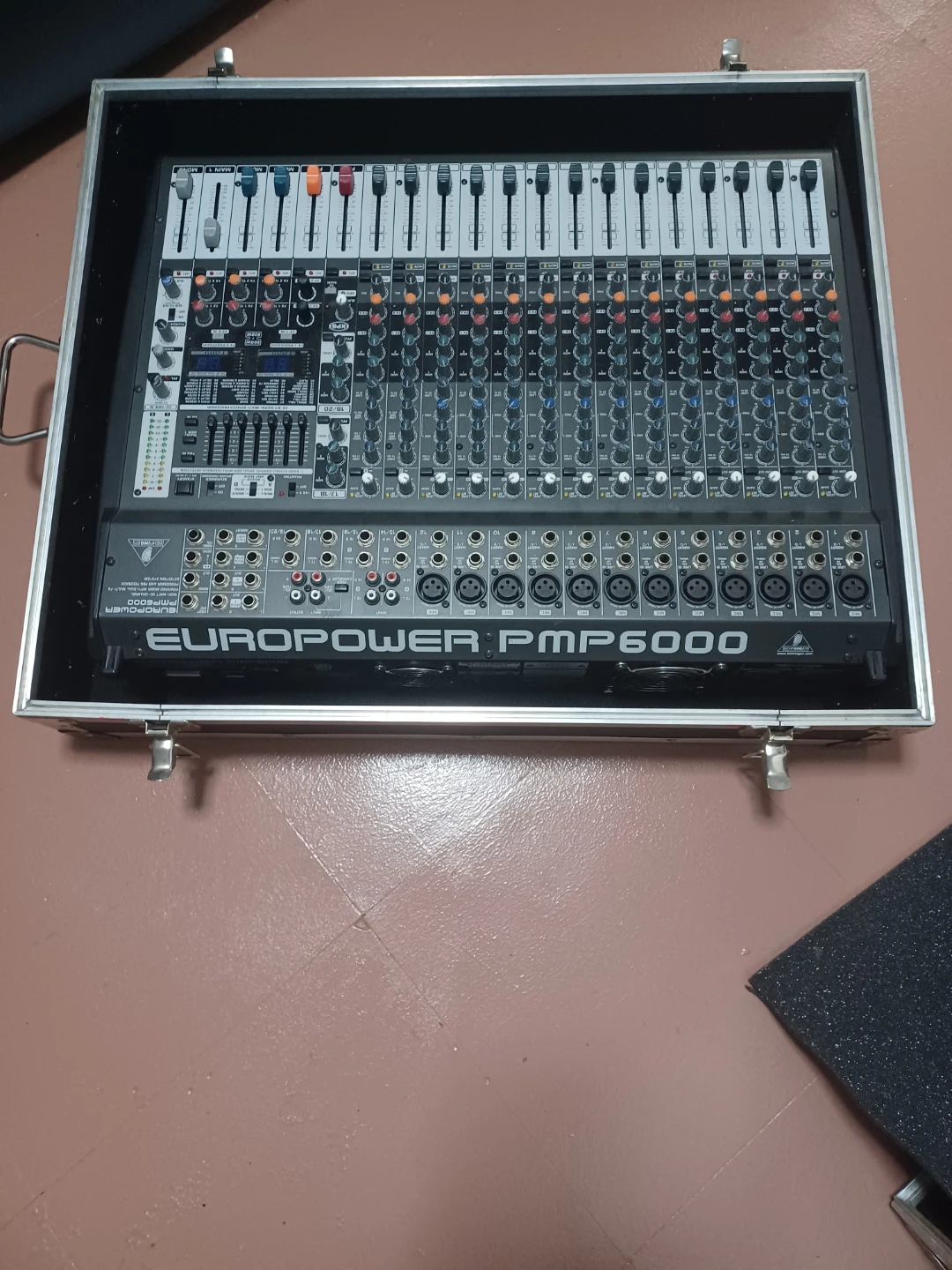 Behringer Europower PMP6000 Powered Mixer - photo 3