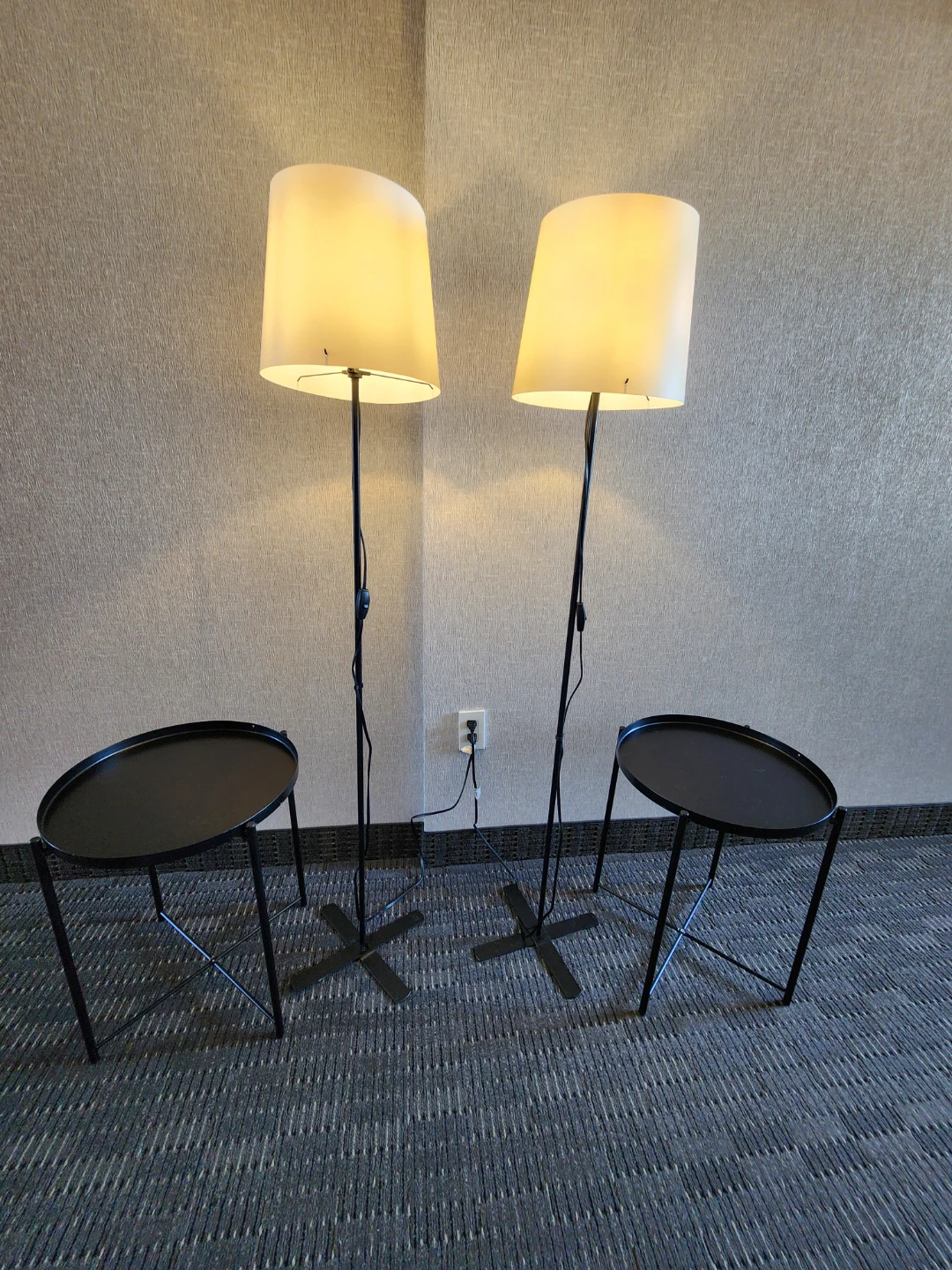 🇨🇦   2 IKEA Floor Lamps with Side Tables - photo 2