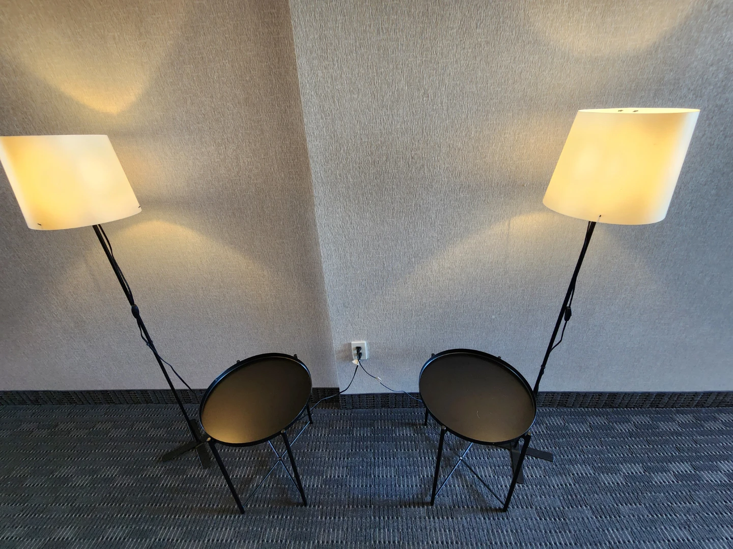 🇨🇦   2 IKEA Floor Lamps with Side Tables - photo 4