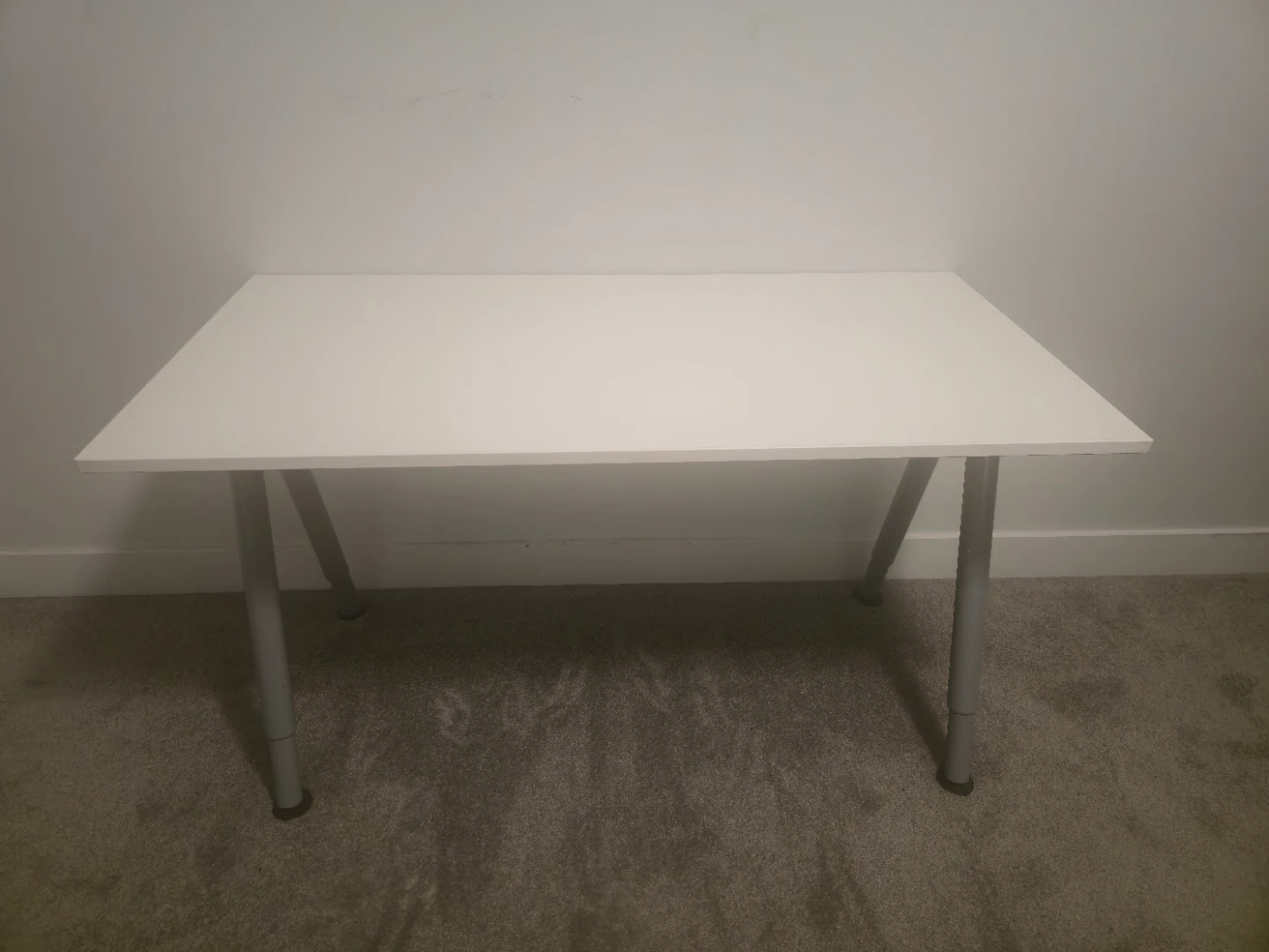 White Desk and chair (50$ for both)