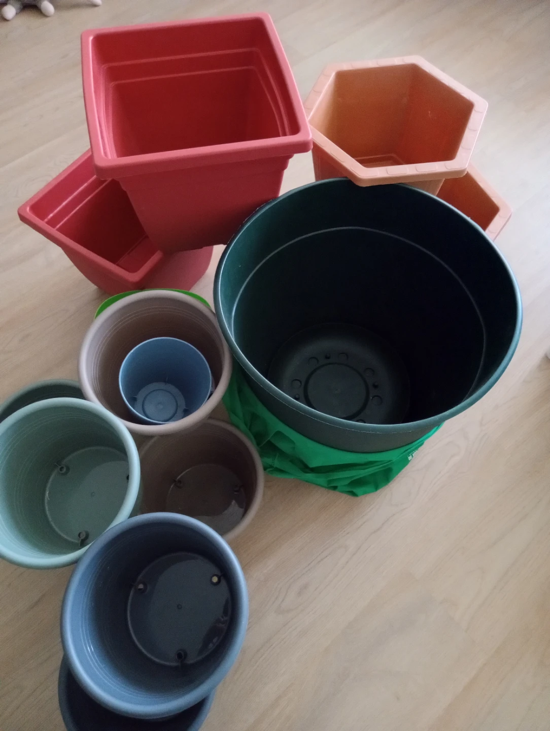 New assorted plant pots $20.