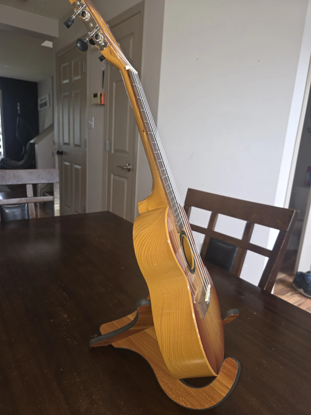 Ukulele with stand - photo 2