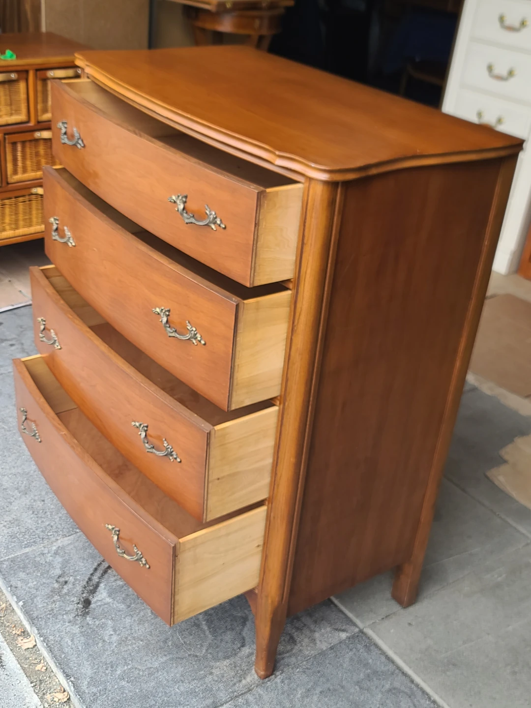 Vintage French Provincial 4-Drawer Dresser - photo 3