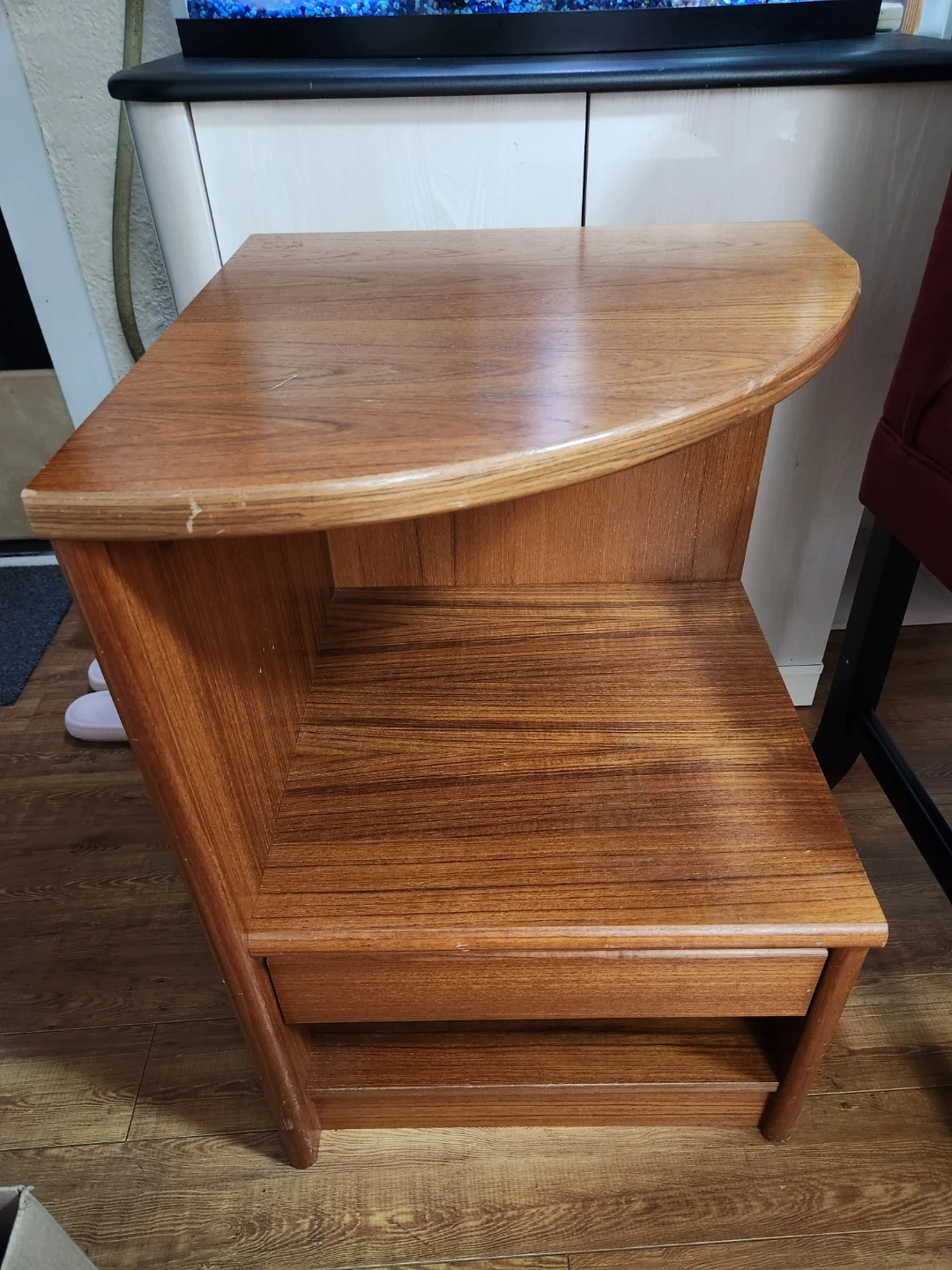 Corner table