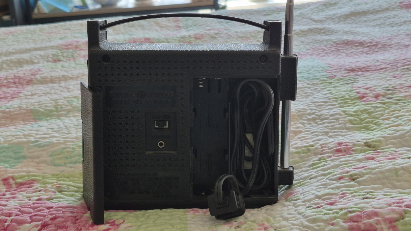 General Electric "Two-Way Power" AM/FM Radio - photo 2
