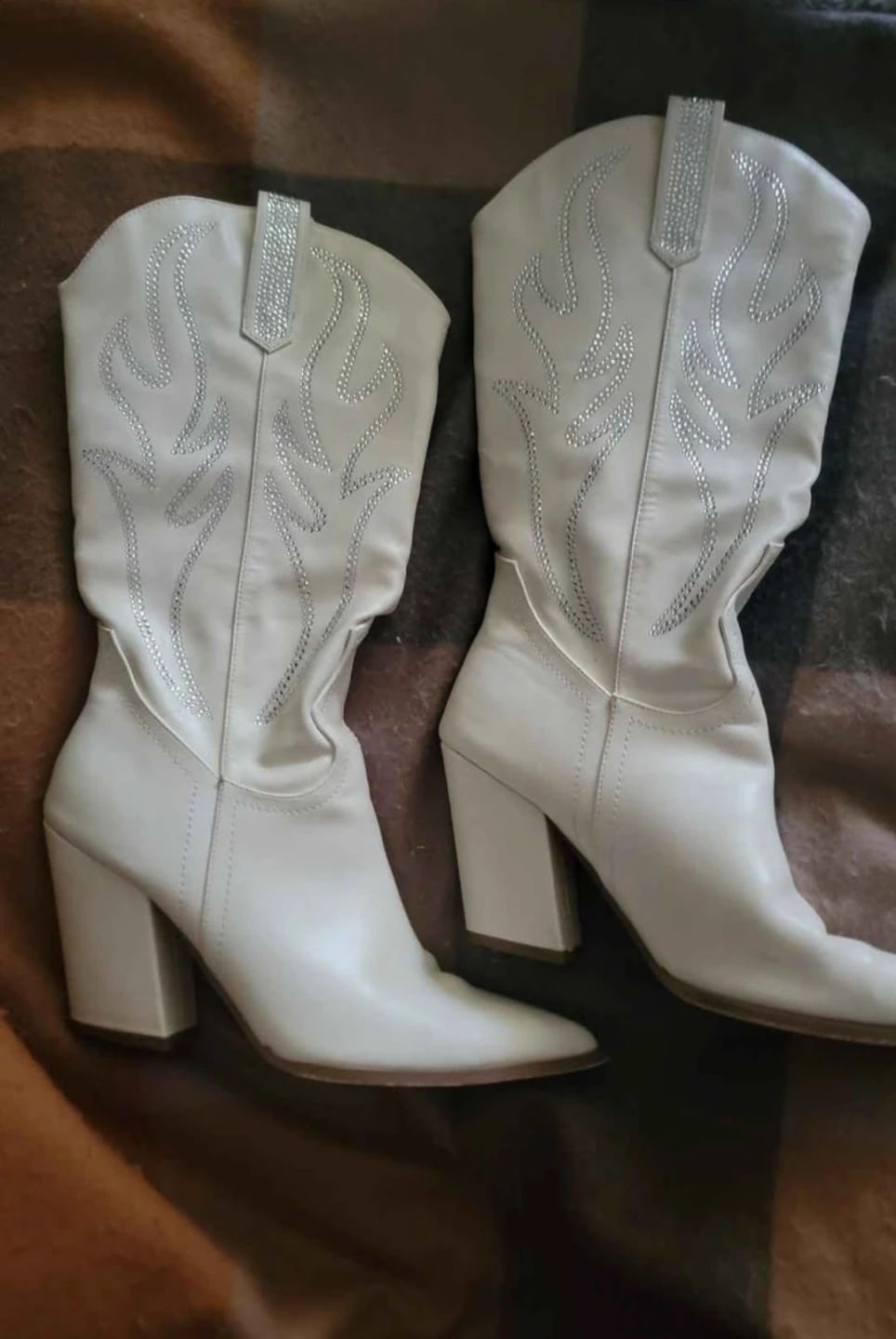 White Embellished Cowboy Boots Size 8 - photo 3