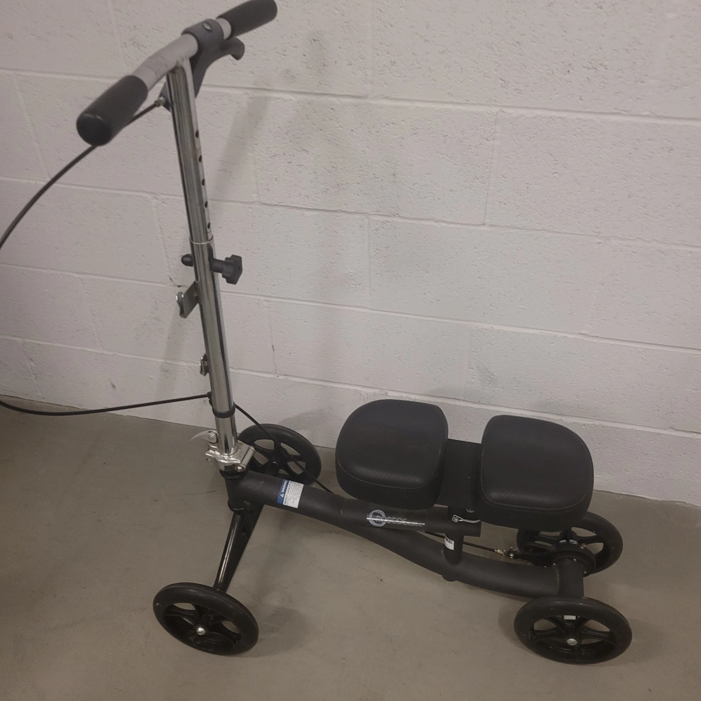 KNEE SCOOTER