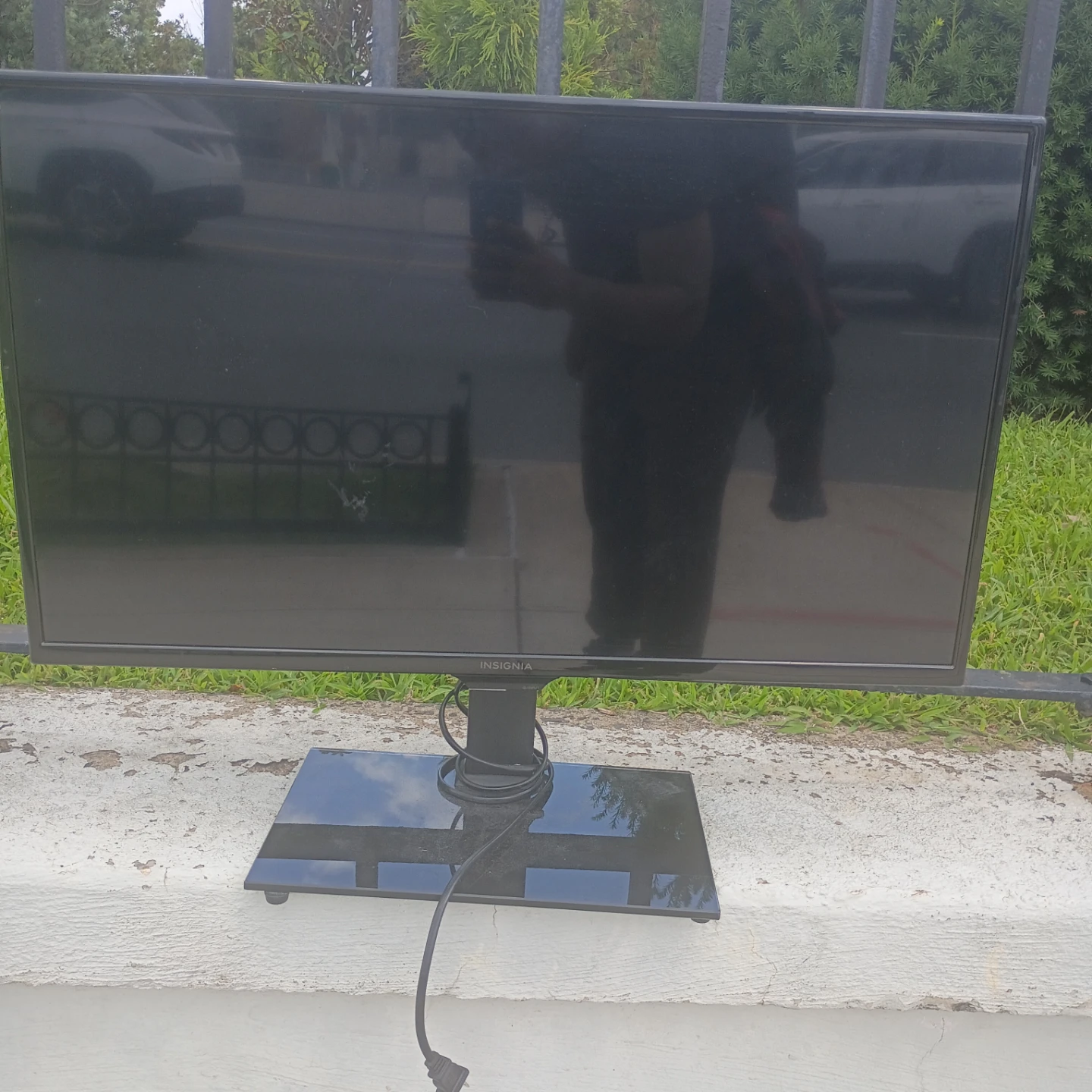 Insignia 32" Flat Screen TV With Detachable TV Stand - photo 2