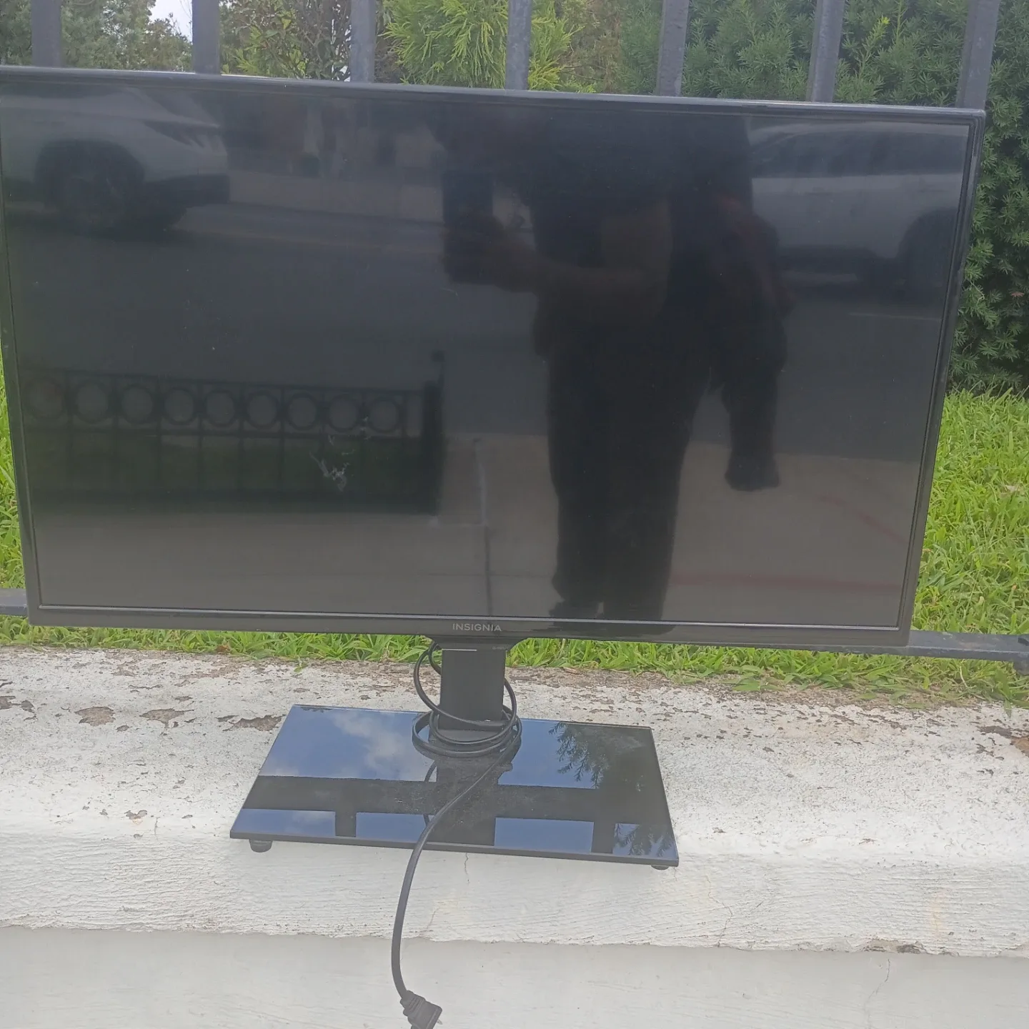 Insignia 32" Flat Screen TV With Detachable TV Stand - photo 2