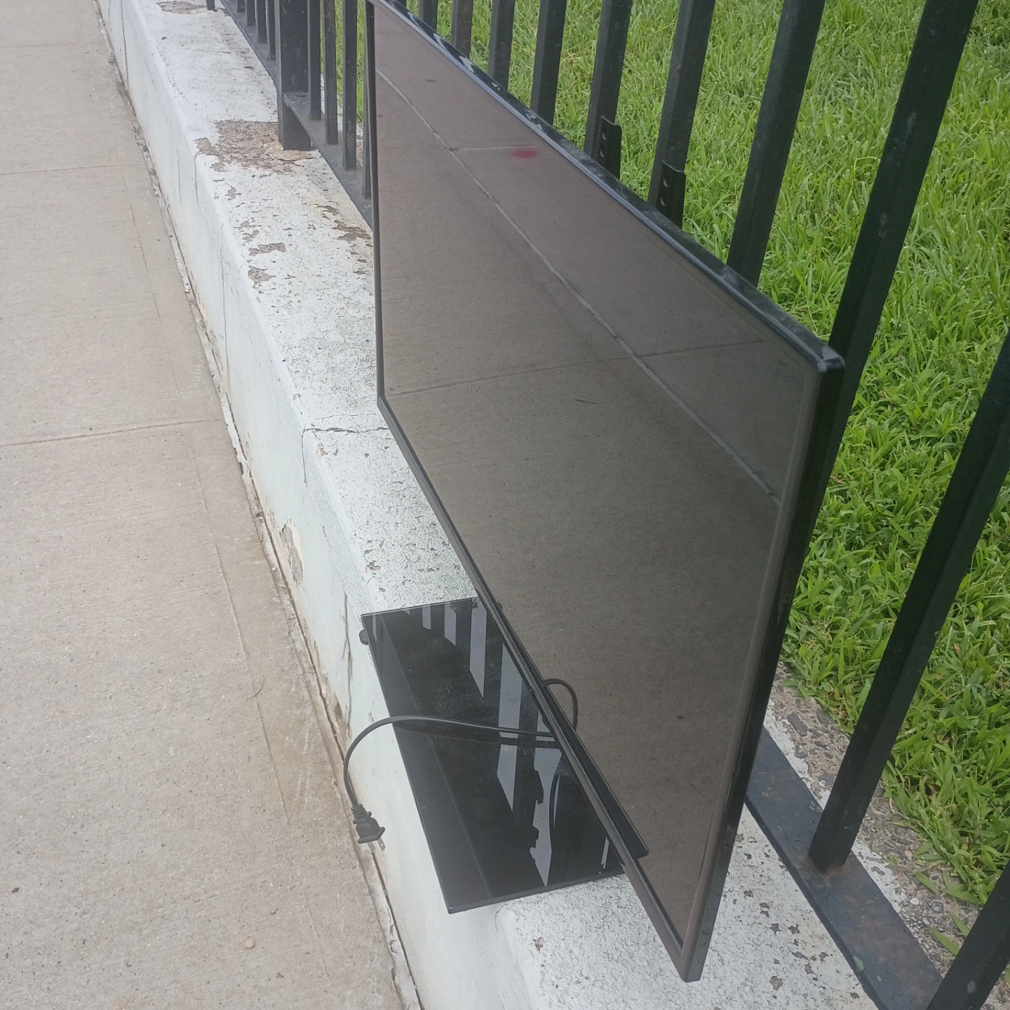 Insignia 32" Flat Screen TV With Detachable TV Stand - photo 3