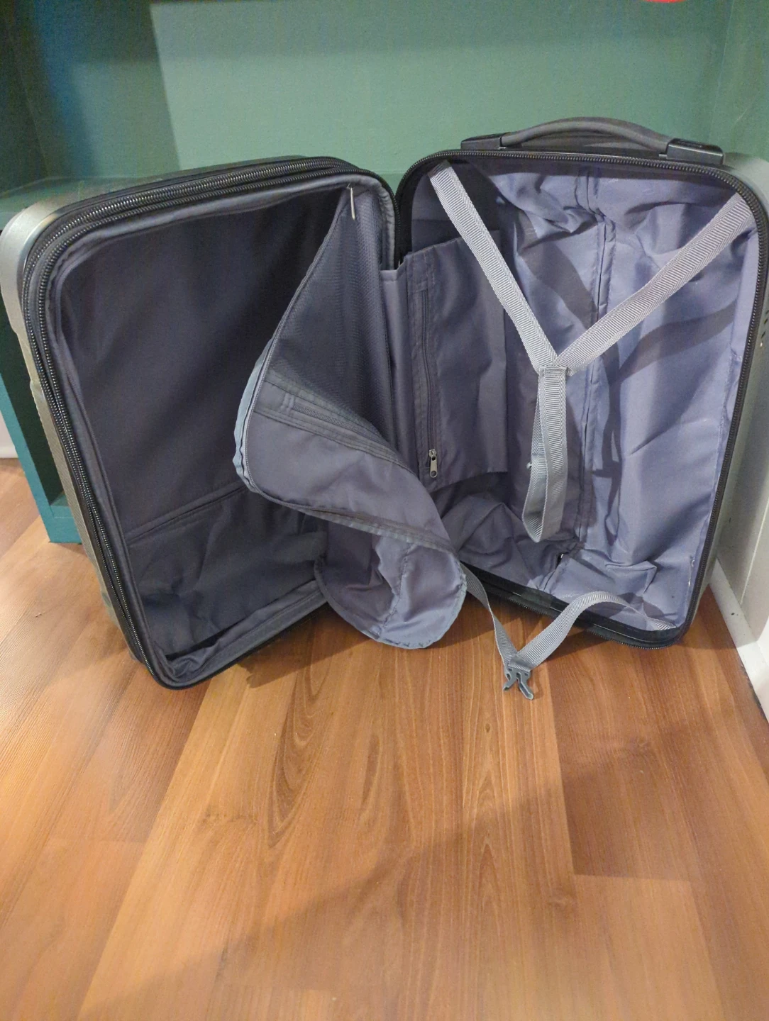 Hardshell Spinner Suitcases (Large, Medium & Small) - photo 3