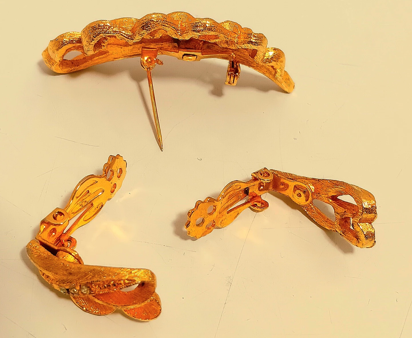 💎Vintage Gold Tone Leaf Brooch and Earring Set💎 - photo 2