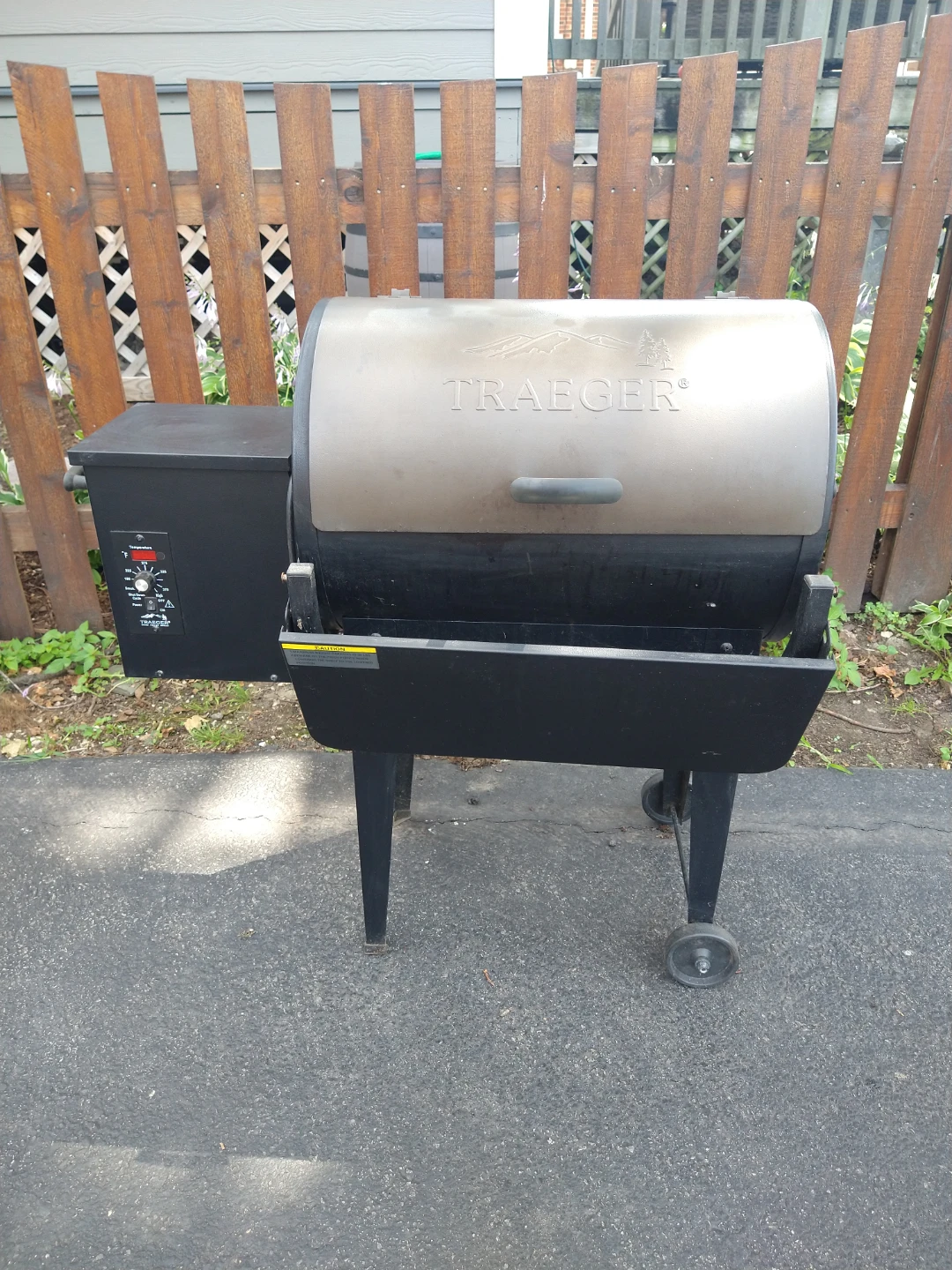 Traeger Jr. Elite Electric Wood Pellet Smoker/ Grill w/ Cover