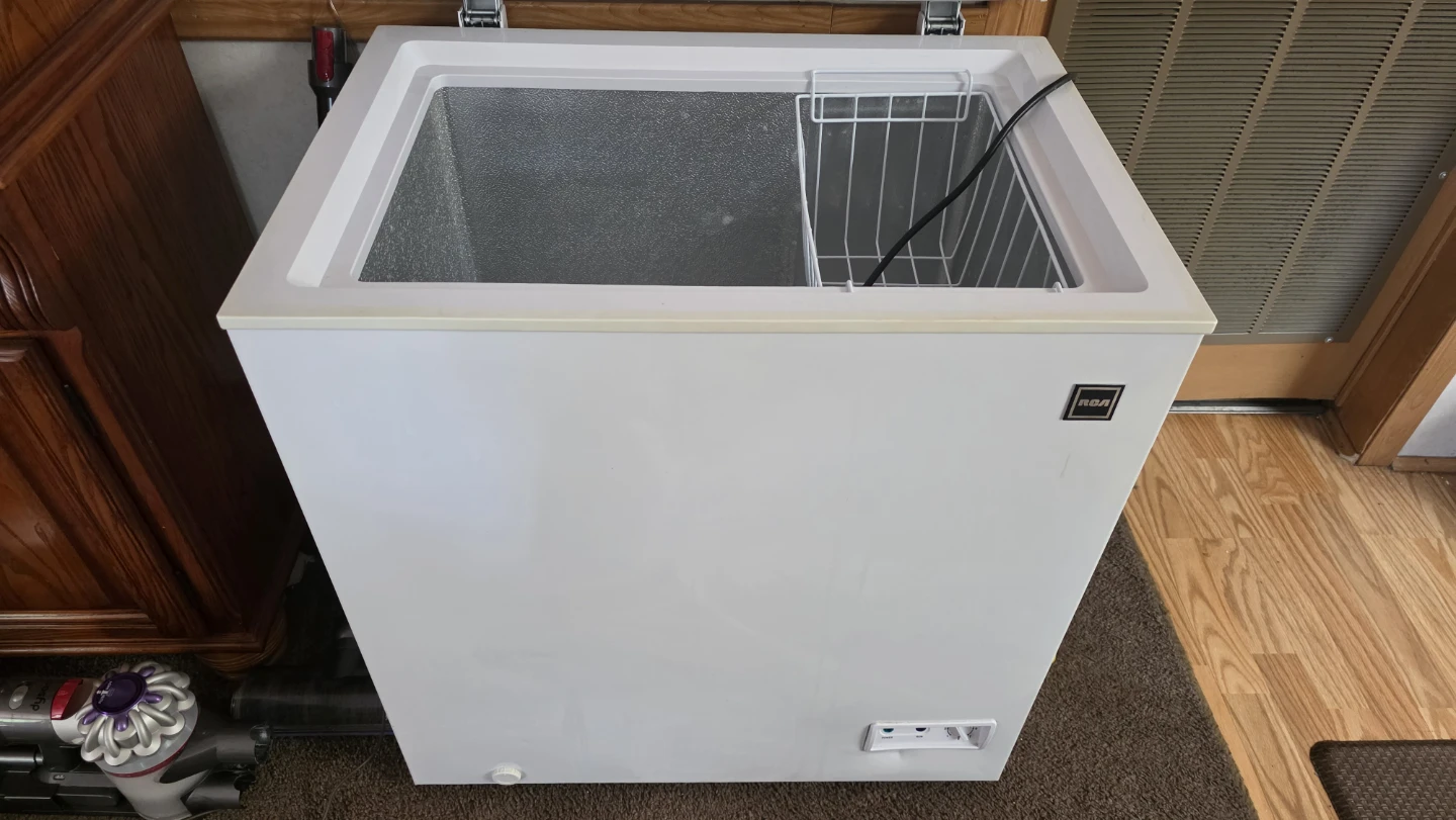 RCA Chest Freezer RFRF452-C