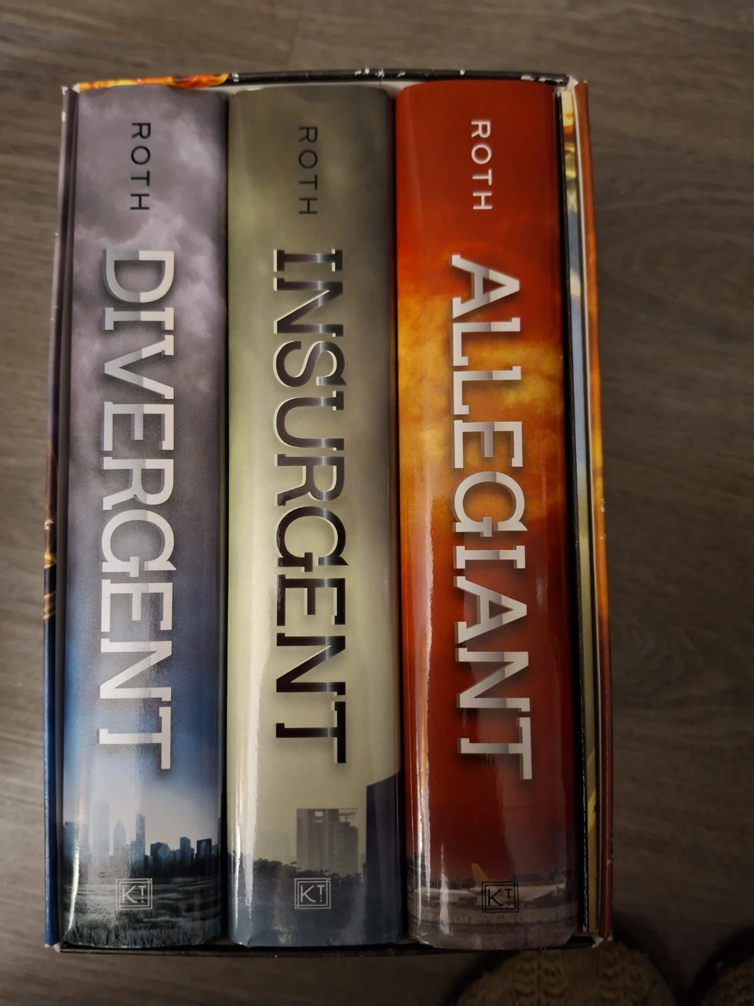 The Divergent Series by Veronica Roth Books 1-3 Box Set - photo 2