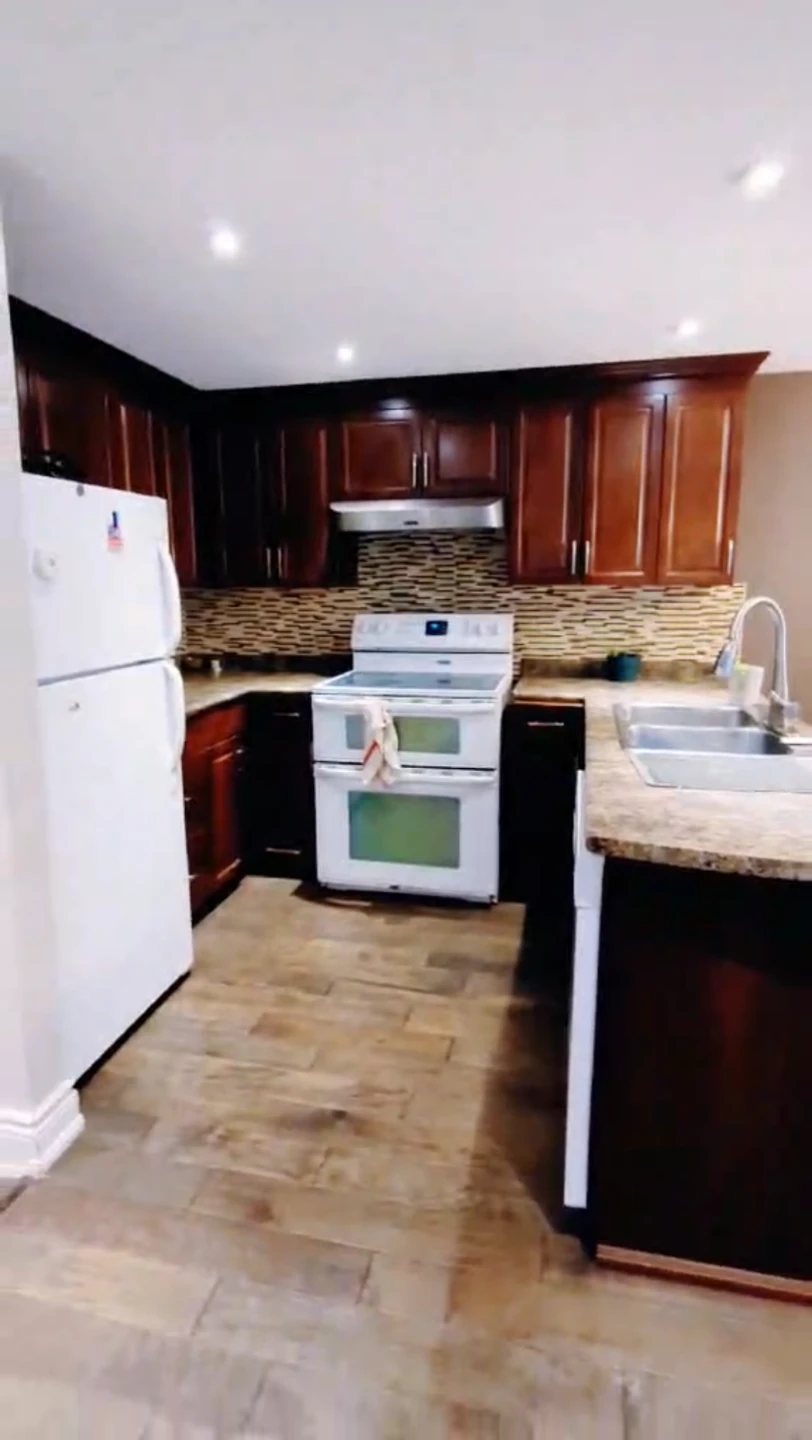 Bright Above-Ground 1 Bed/1 Bath.  Backyard Walk-Out!