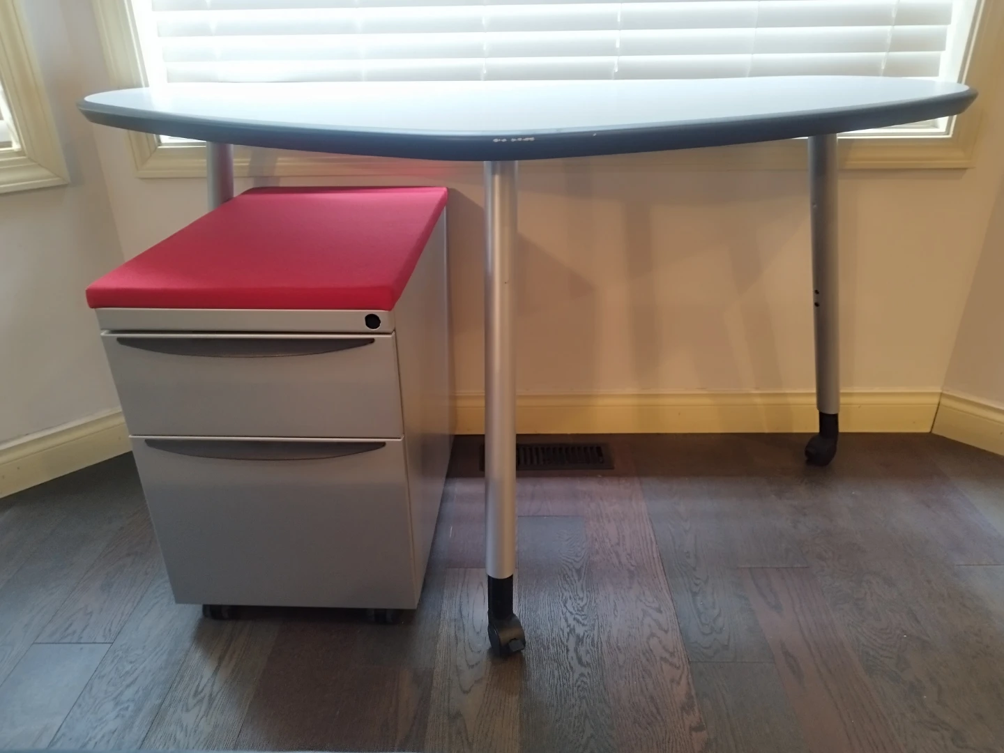 Kidney-shaped Haworth desk with rolling file cabinet - photo 2