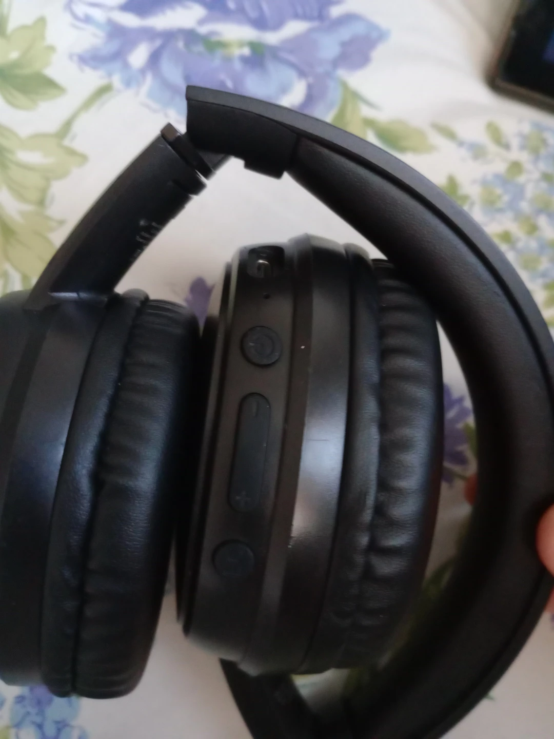 Black Over-Ear Wireless Headphones - photo 2