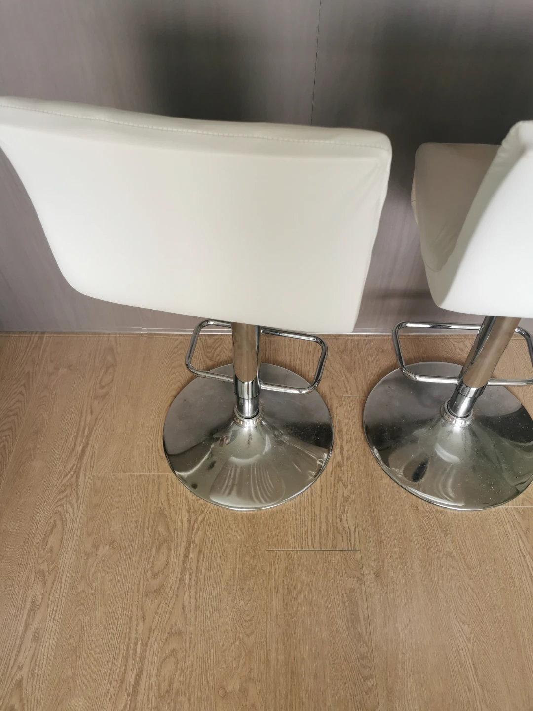 FREE - Set of 2 White Kitchen Bar Stools - photo 3