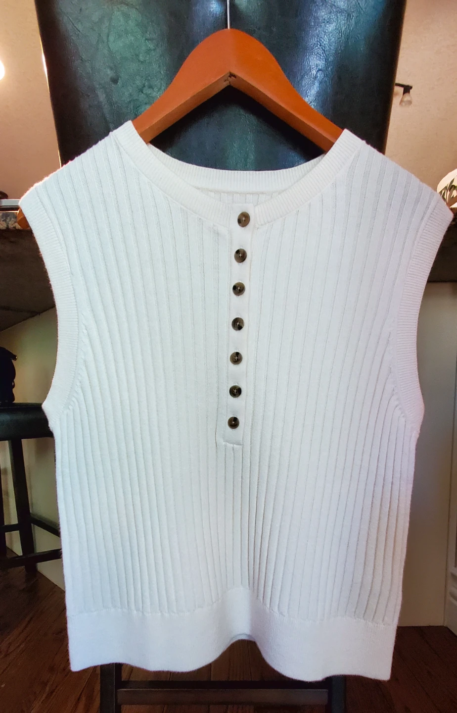 RW & CO. White Ribbed Sleeveless Top