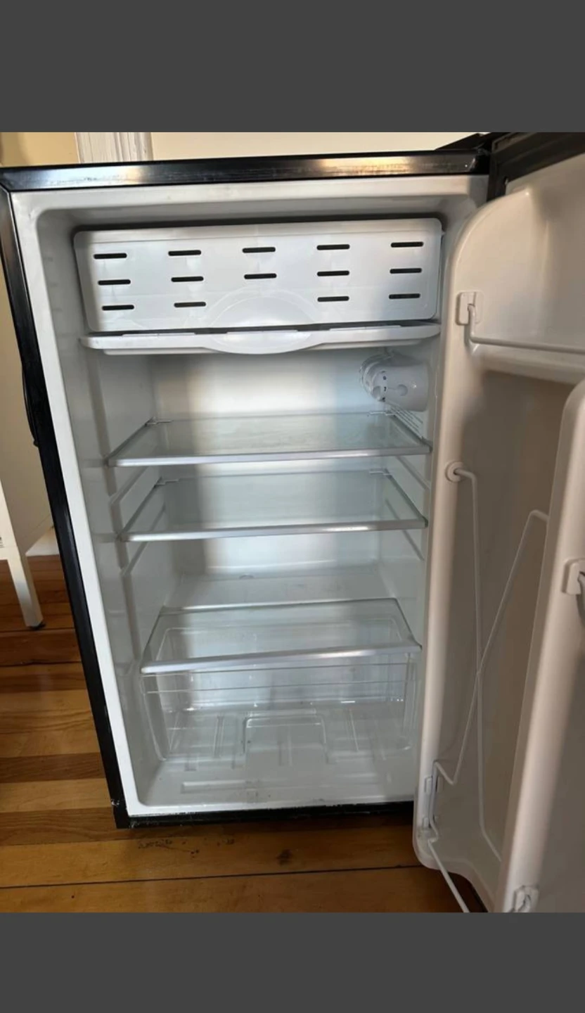 (FREEDELIVERY) Igloo Mini Fridge - photo 3