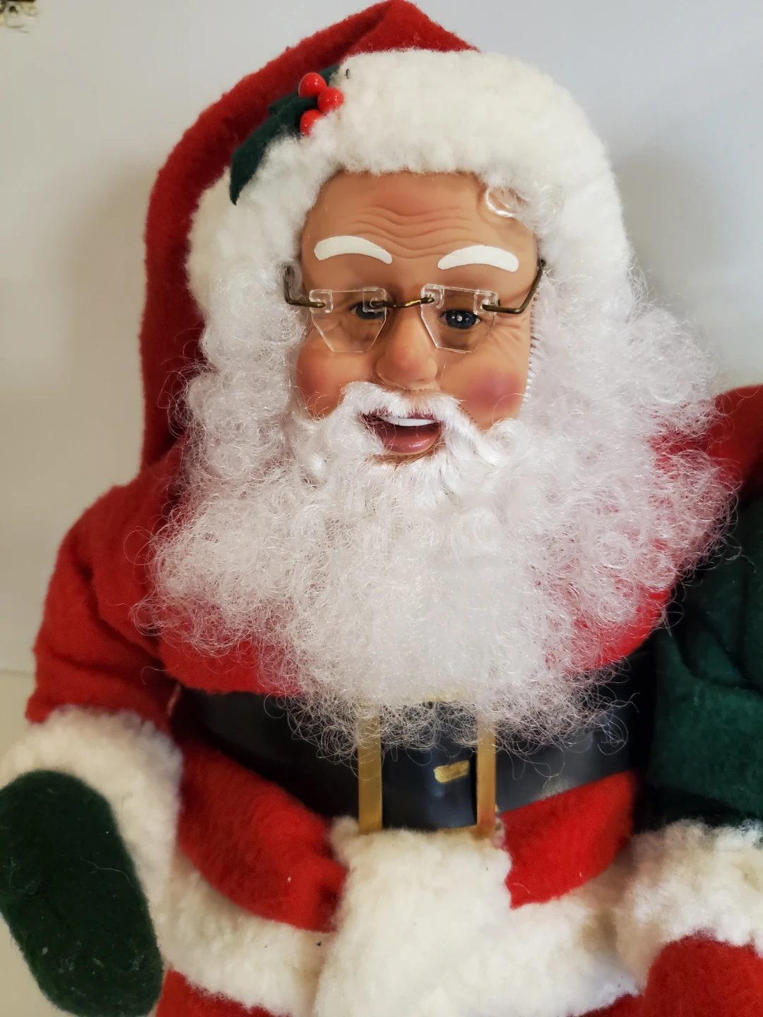 Holiday Creations Mr & Mrs Claus on Log Bench – Motionette - photo 2